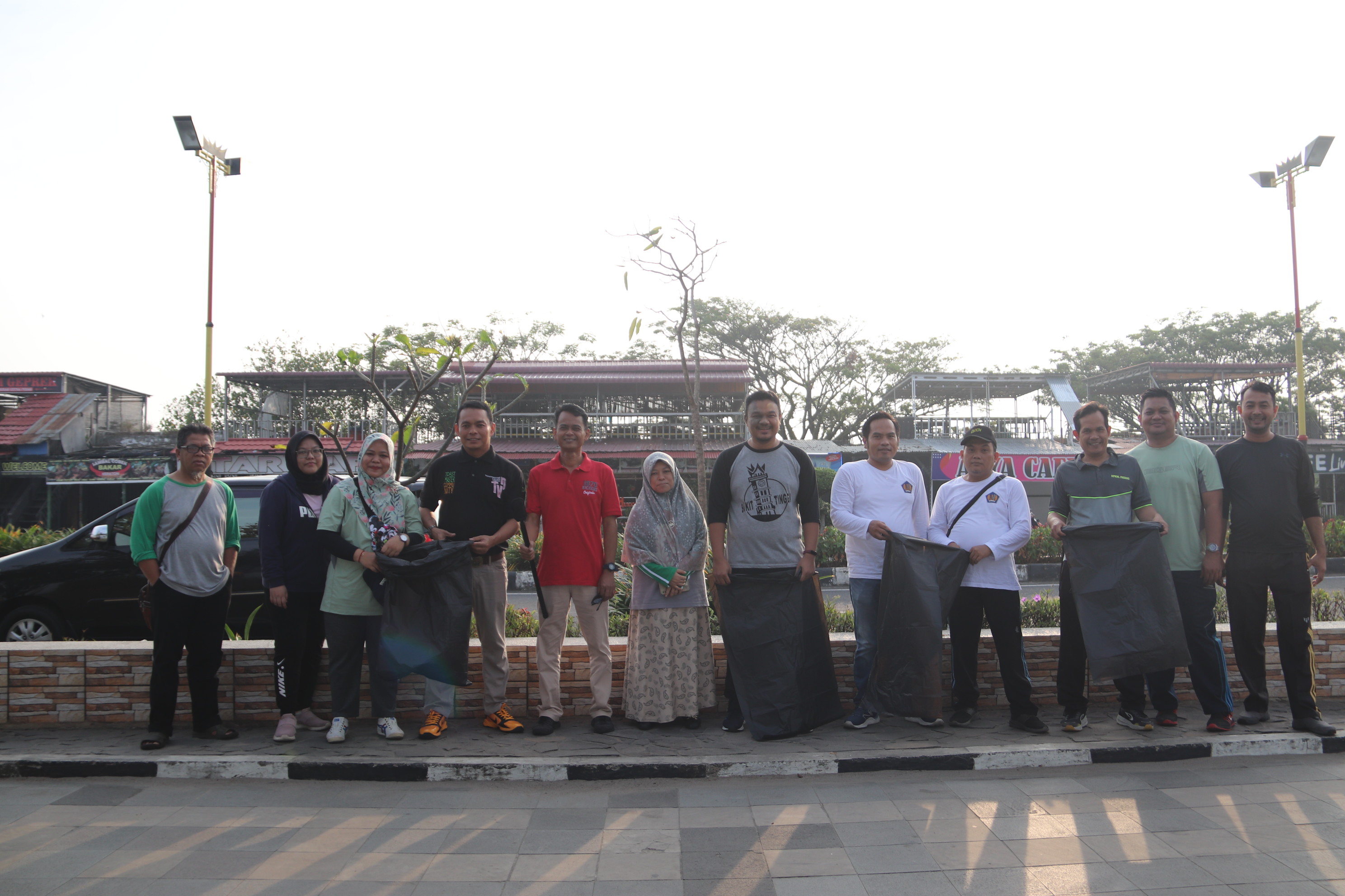 KPKNL Padang Melaksanakan Aksi Bersih Pantai dalam Rangka Hari Oeang ke-77