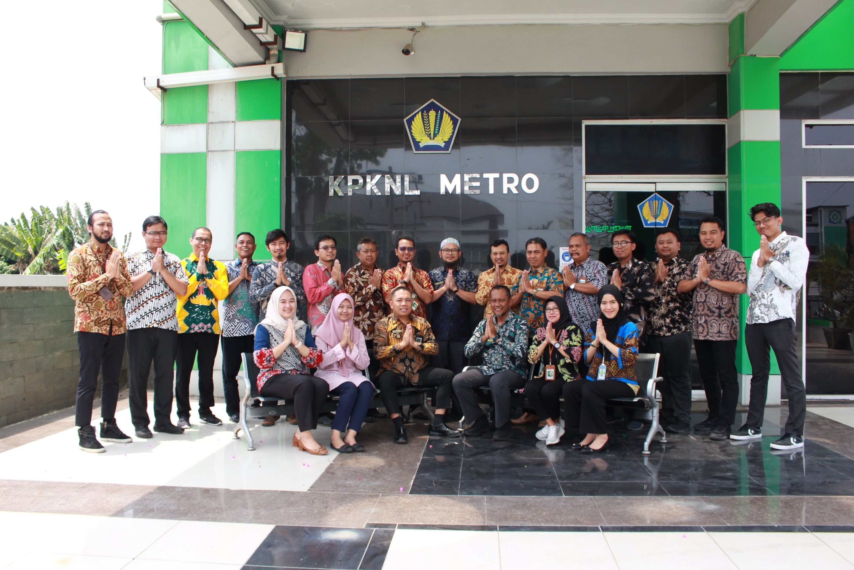 Hari Batik Nasional: Pakaian Batik Sebagai Seragam Kerja
