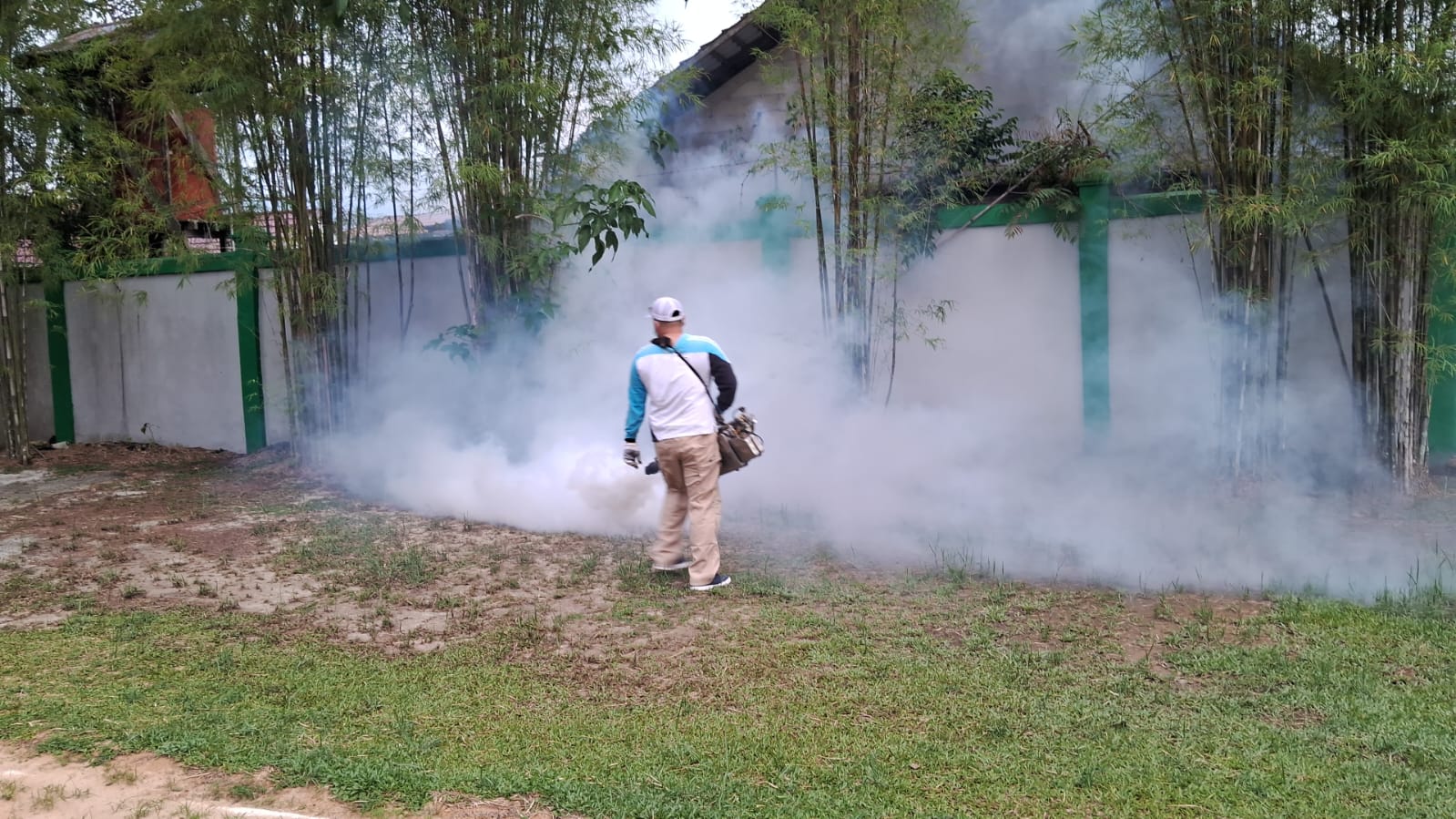 Antisipasi Penyebaran DBD, KPKNL Palangka Raya Lakukan Fogging di Lingkungan Kantor