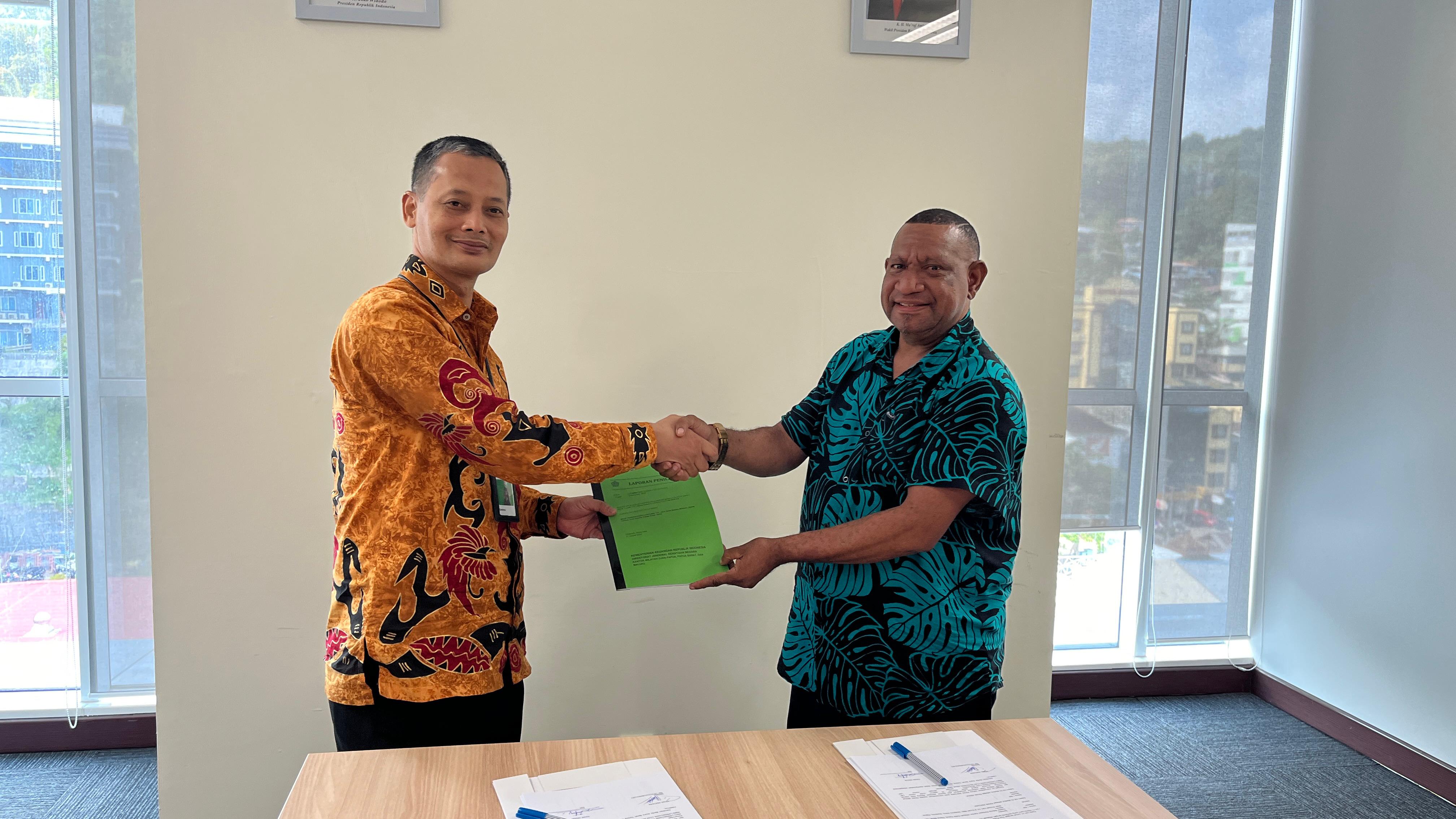 Kanwil DJKN Papua, Papua Barat, dan Maluku Menyerahkan Laporan Penilaian Barang Milik Daerah Pemerintah Provinsi Papua Barat