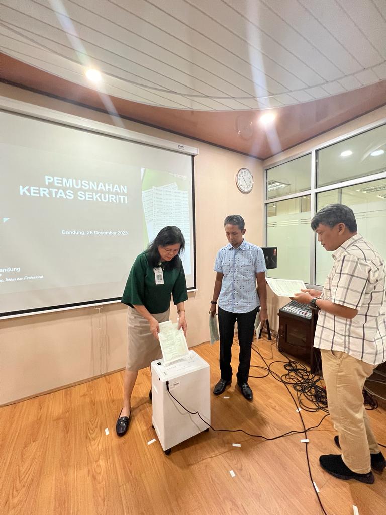 KPKNL Bandung Melaksanakan Pemusnahan Kertas Sekuriti yang Rusak 