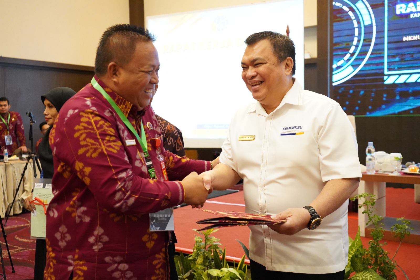 Kanwil BPN Sulawesi Tengah Bersinergi Dengan KPKNL Palu Laksanakan Serah Terima Sertipikat BMN 