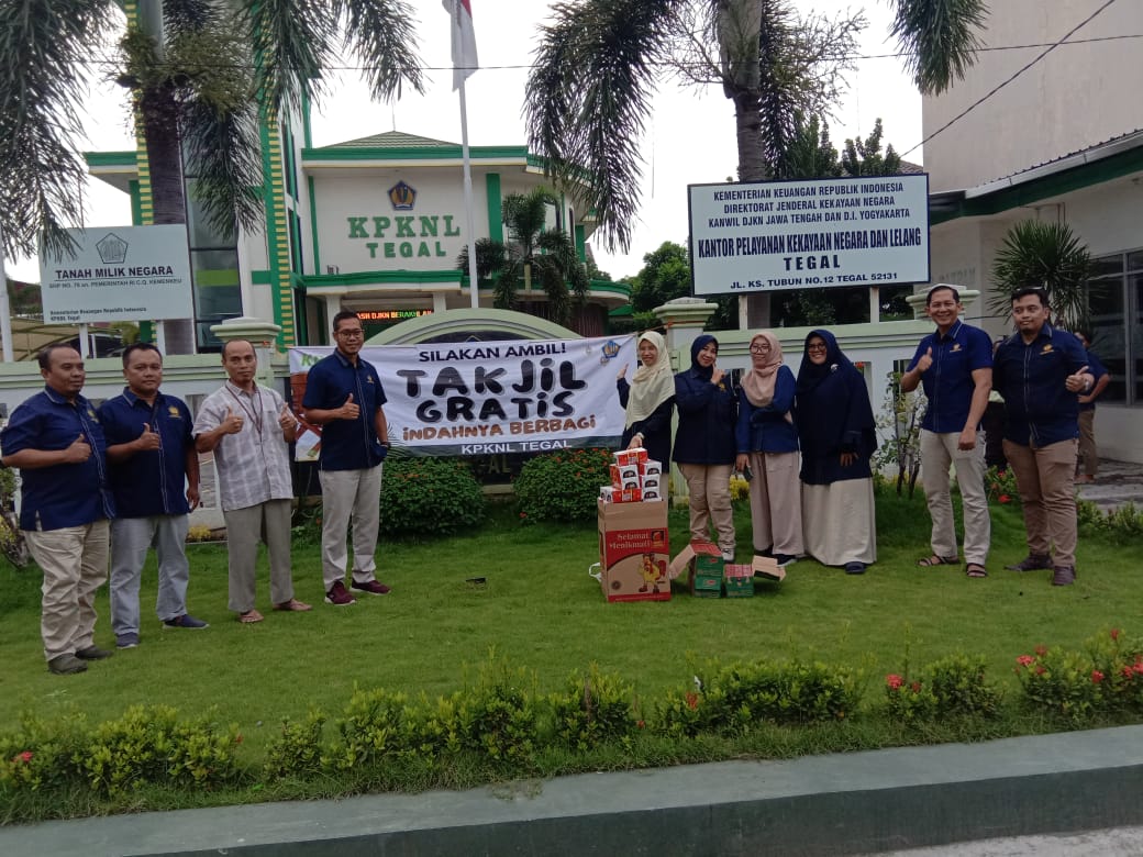 Berbagi di Bulan Suci, KPKNL Tegal adakan Takjil On The Road