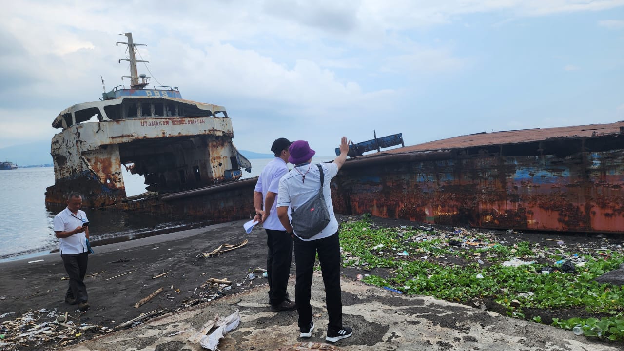 Penilai KPKNL Jember Nilai Kapal LCT Putri Sri Tanjung