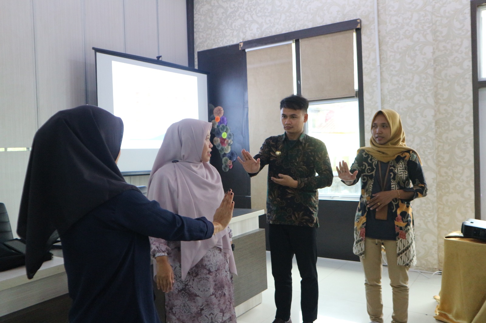 Tingkatkan Layanan Inklusif: KPKNL Pekanbaru Bekali Pegawai Dengan Pelatihan Bahasa Isyarat