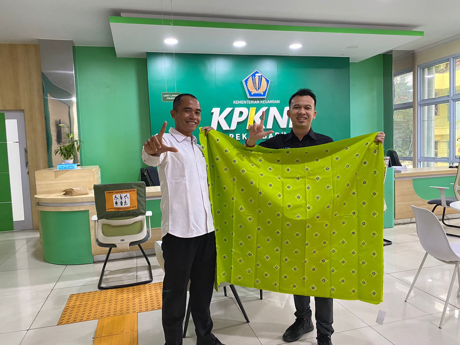 Semarak 116 Tahun Lelang : LAJU UMKM Canting Batik Tulis Riau Karya Alumni dan Siswa SLB Negeri Pembina Pekanbaru