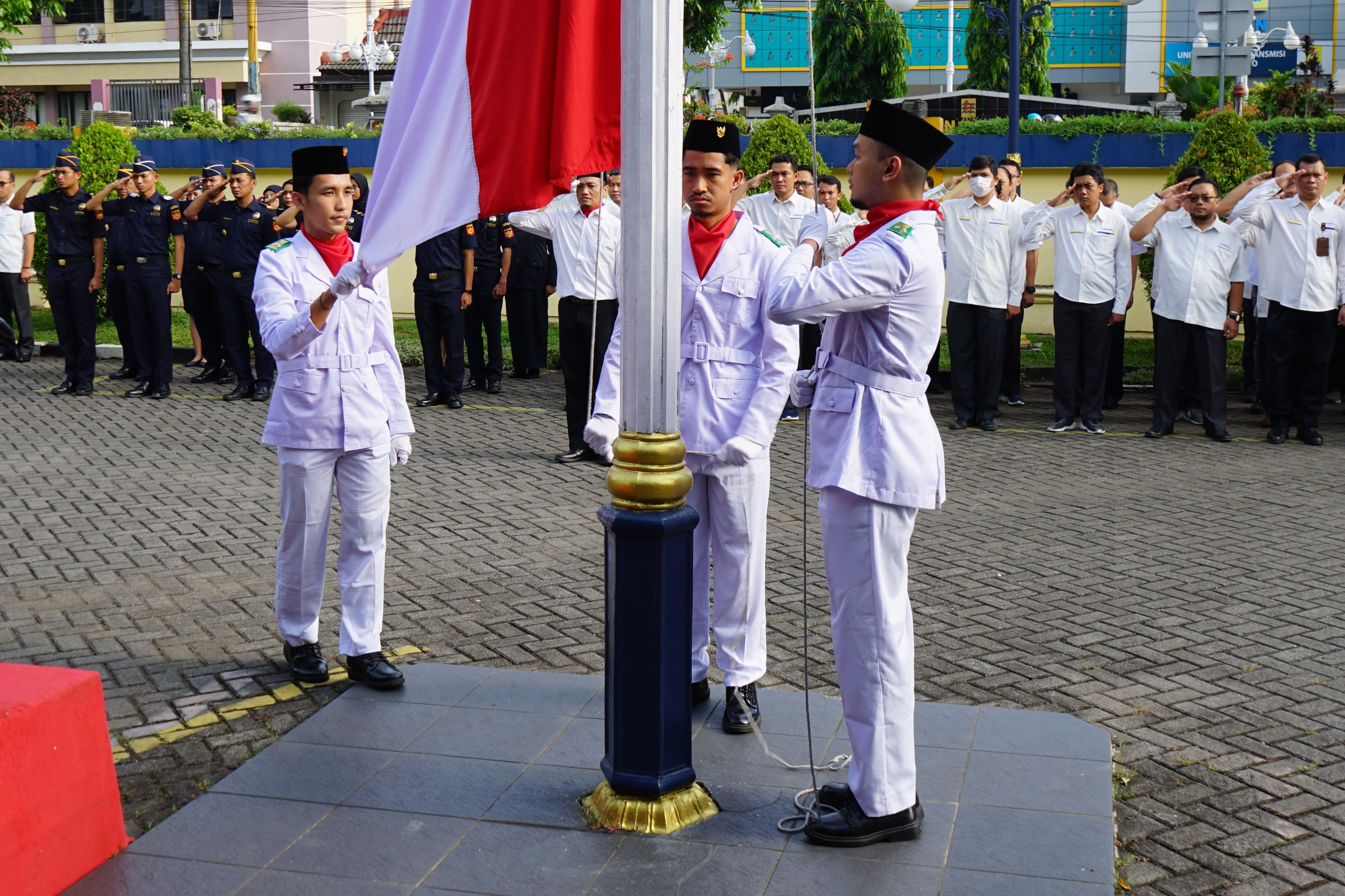 Kemenkeu Satu Banyumas Raya Gelar Upacara Bendera Peringatan Hari Oeang ke-78 dan Hari Sumpah Pemuda ke-96