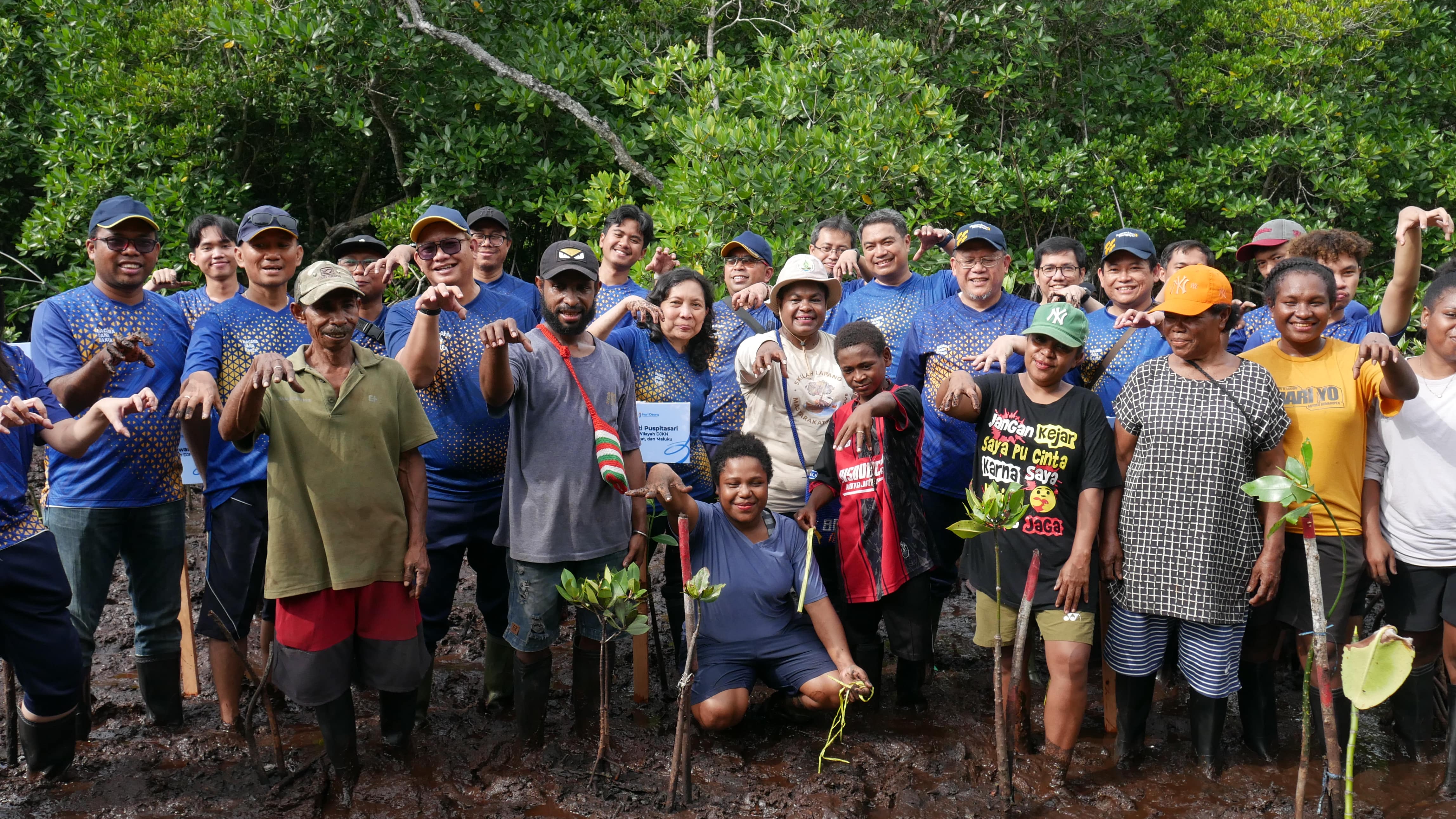 Kemenkeu Satu Papua bersama Rumah Bakau Jayapura melakukan kegiatan Penanaman Pohon Mangrove dan Bakti Sosial di Pantai Ciberi Jayapura