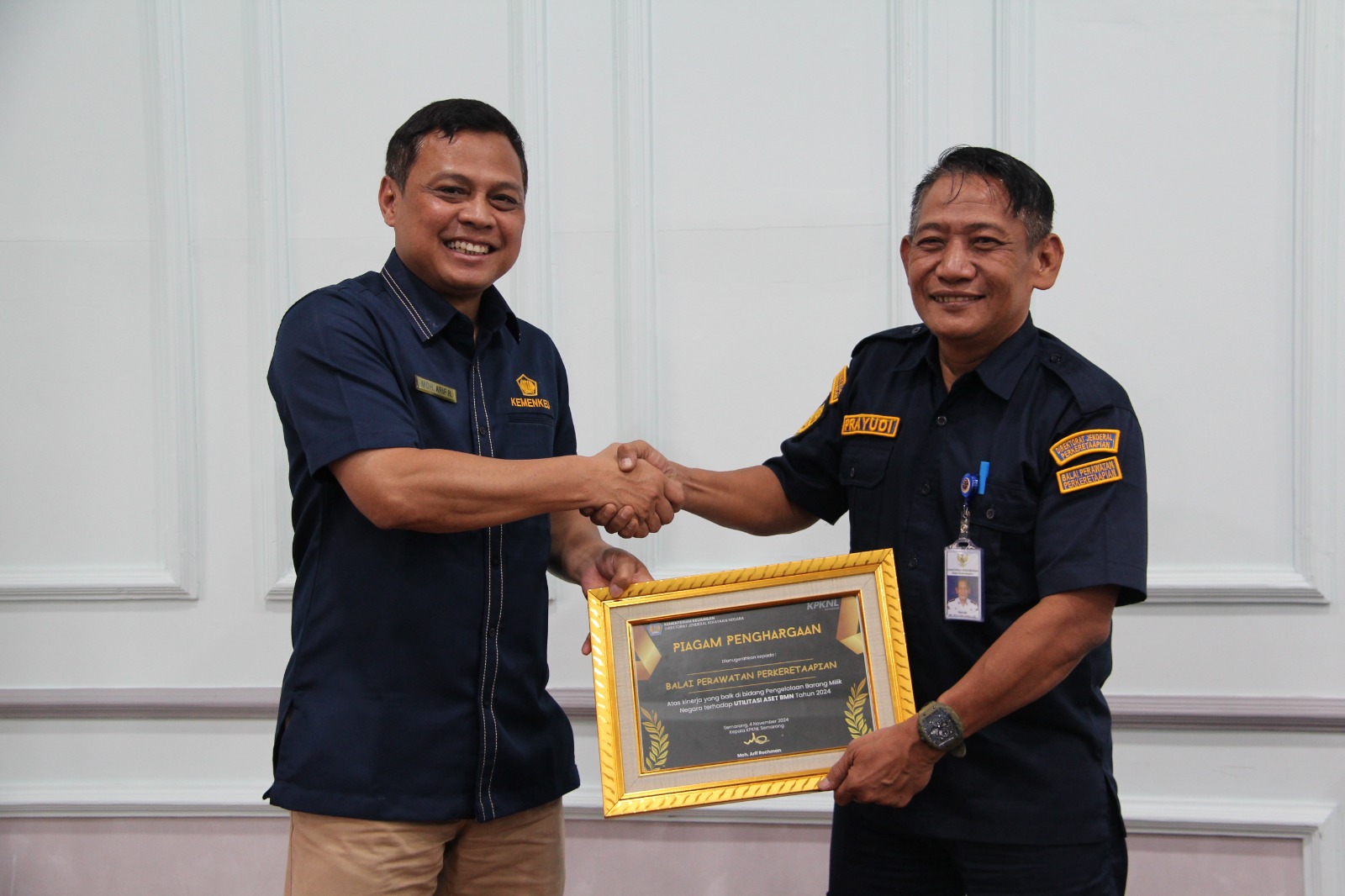 Berikan Apresiasi Kinerja BMN Terbaik, KPKNL Semarang Serahkan Piagam Penghargaan pada Balai Perawatan Perkeretaapian 