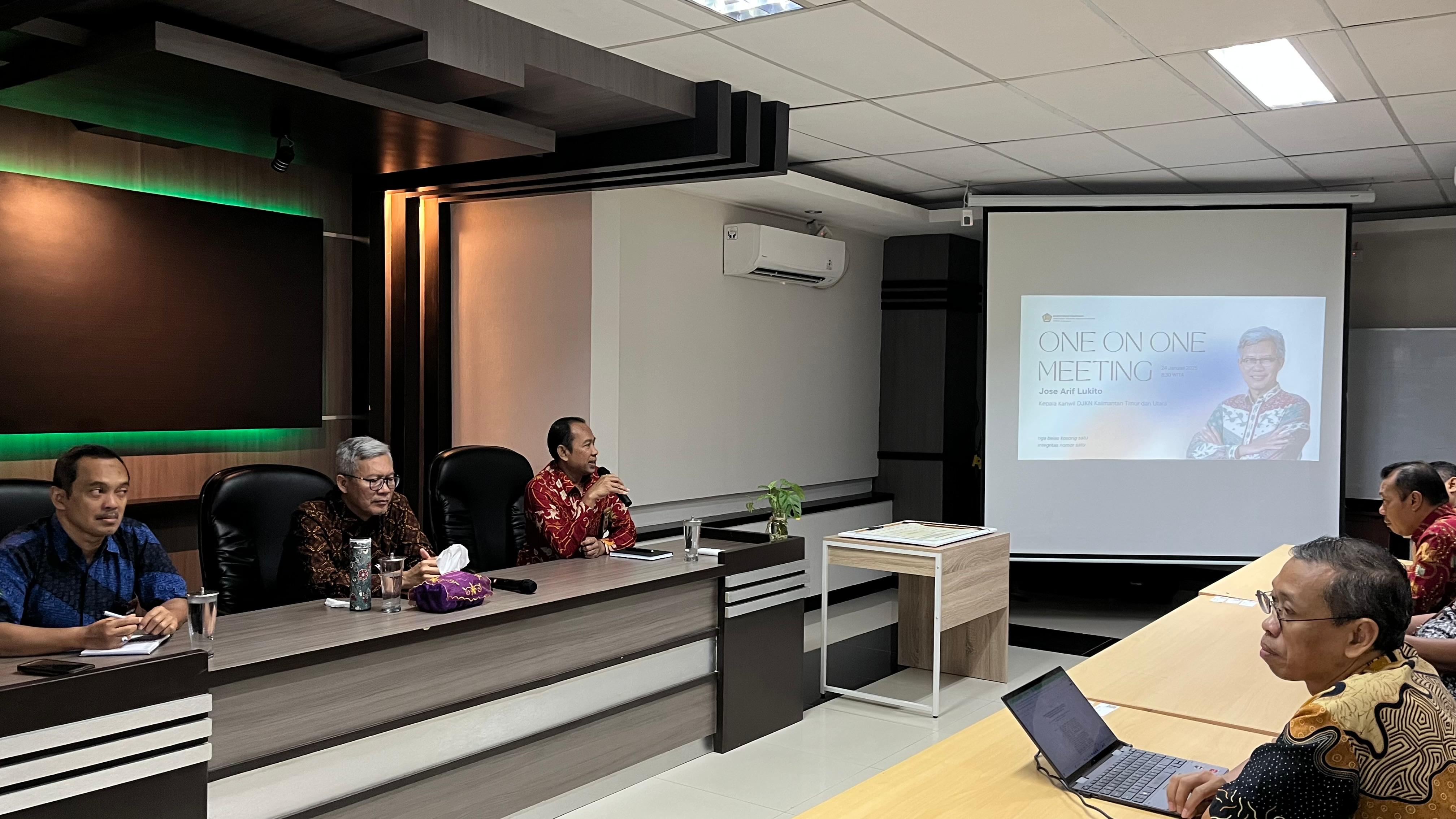 One On One Meeting Arahan Kakanwil DJKN Kaltimtara di KPKNL Balikpapan di Awal Tahun 2025 