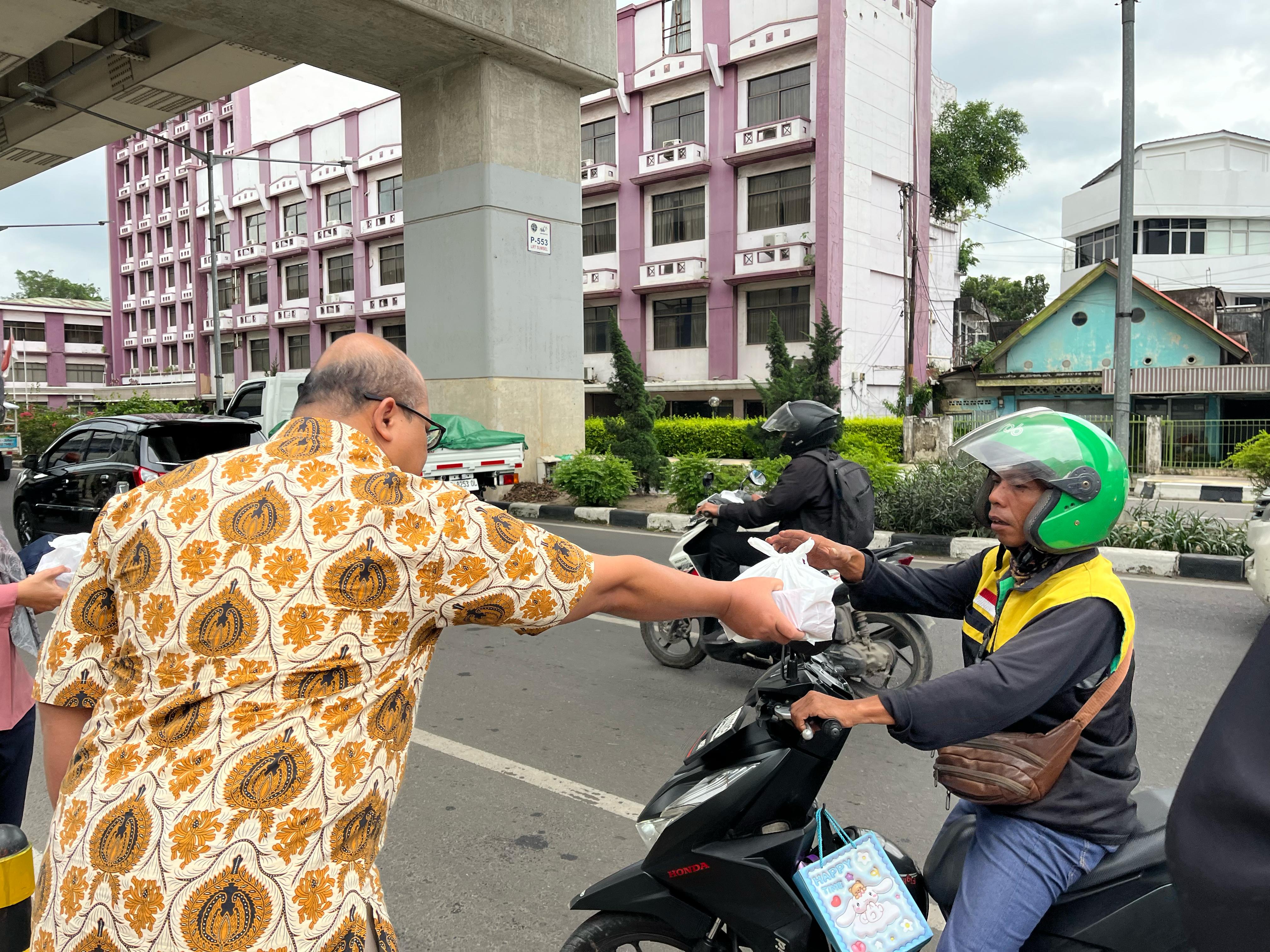 Berbagi Takjil untuk Masyarakat Sekitar