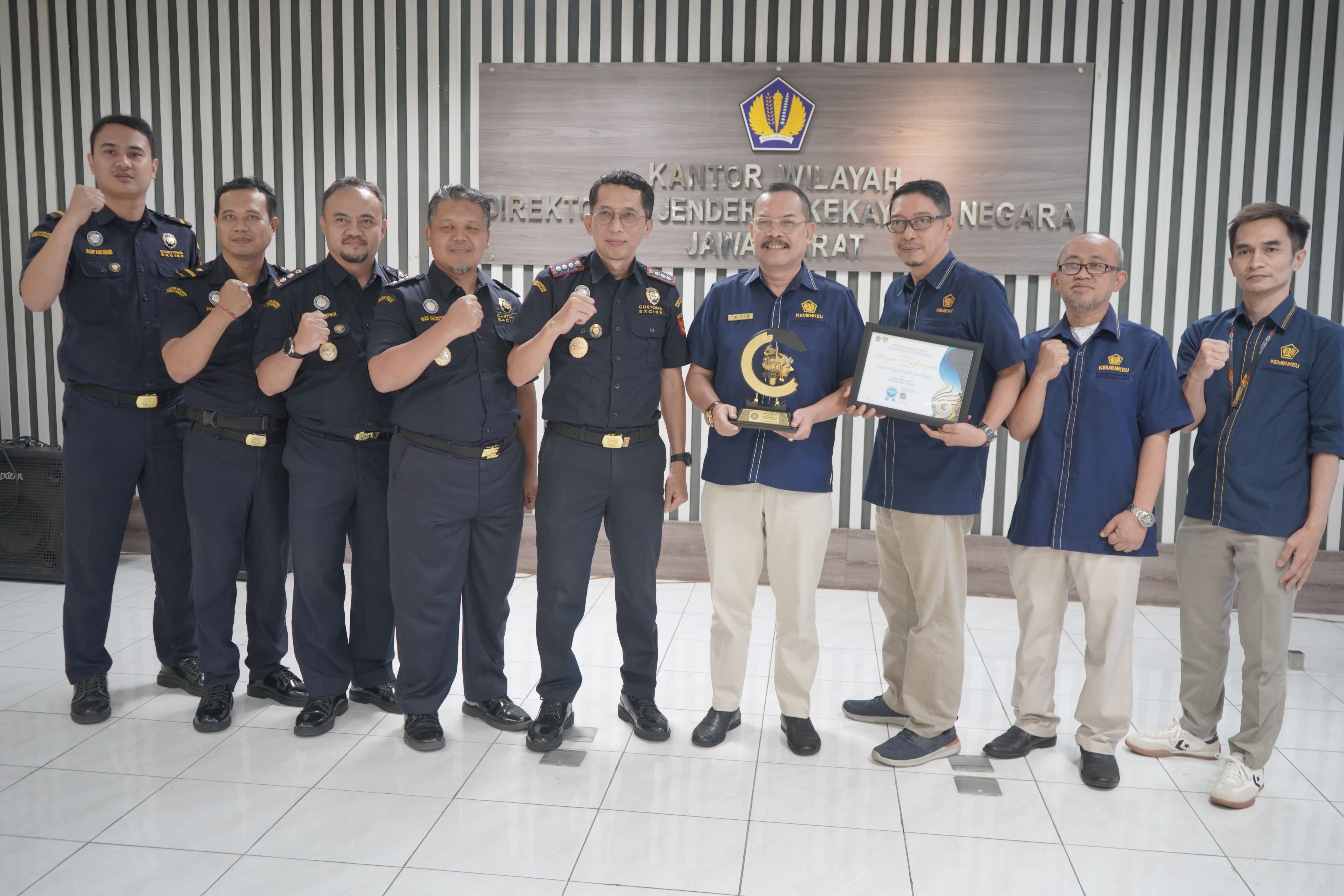 Kanwil DJKN Jawa Barat Terima Penghargaan dari KPPBC TMP A Bandung