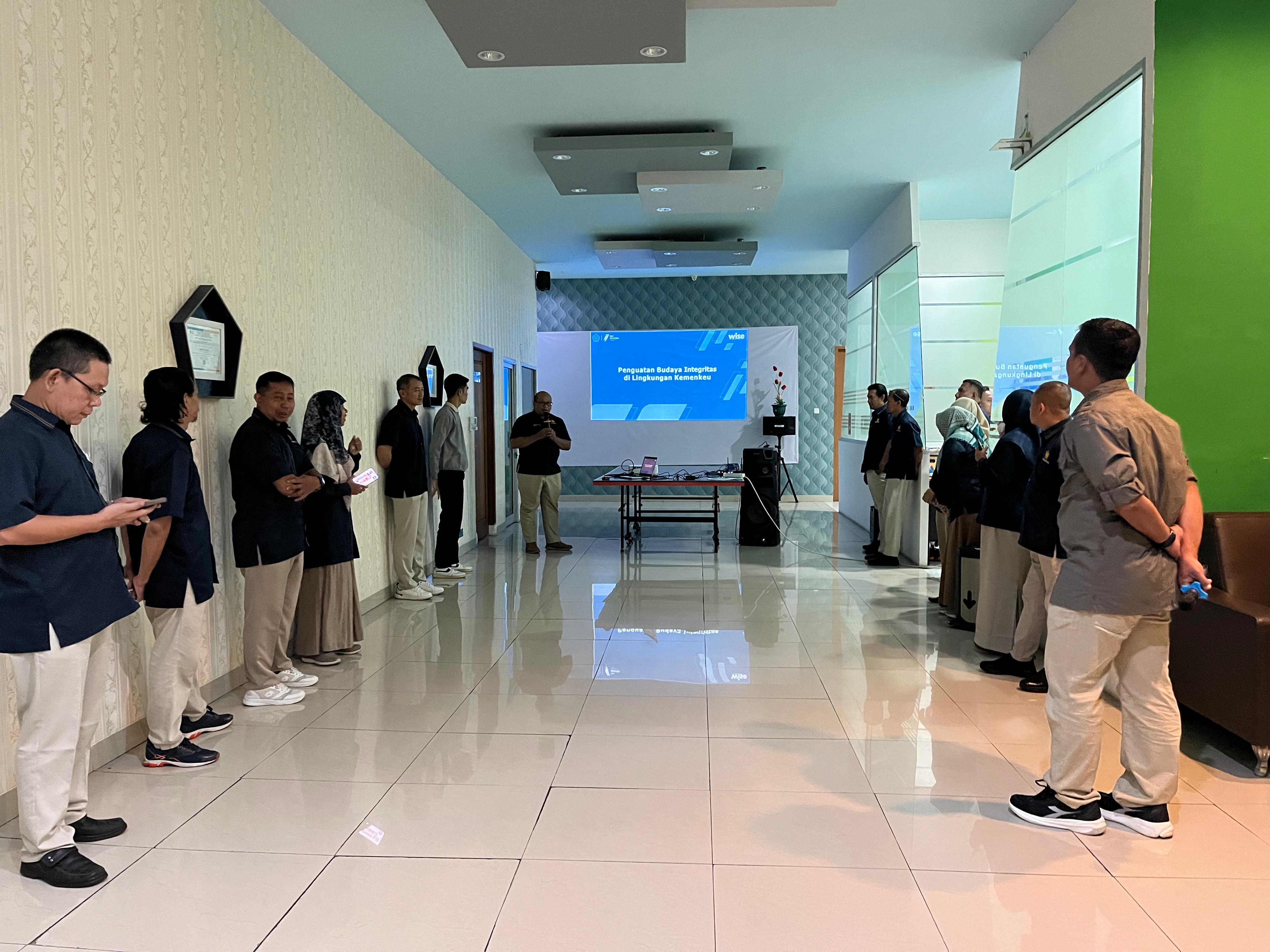 Kuatkan Budaya Integritas Kemenkeu, Kepala KPKNL Palembang Ingatkan Pegawai dalam Kegiatan Salam Satu Jiwa