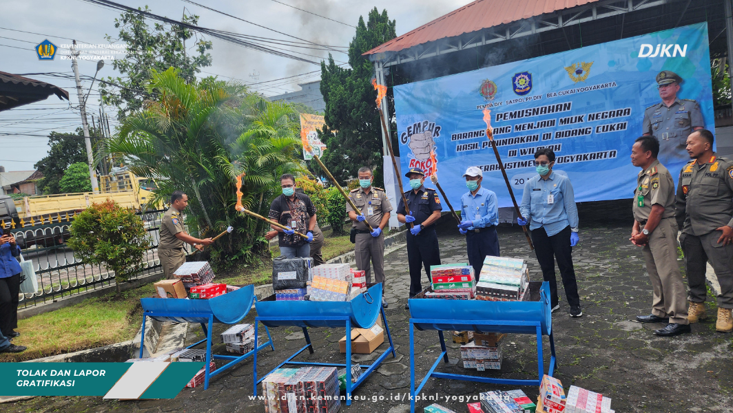 KPKNL Yogyakarta Hadiri Pemusnahan BMN Hasil Penegahan Bea Cukai Yogyakarta Dukung Pengamanan Keuangan Negara