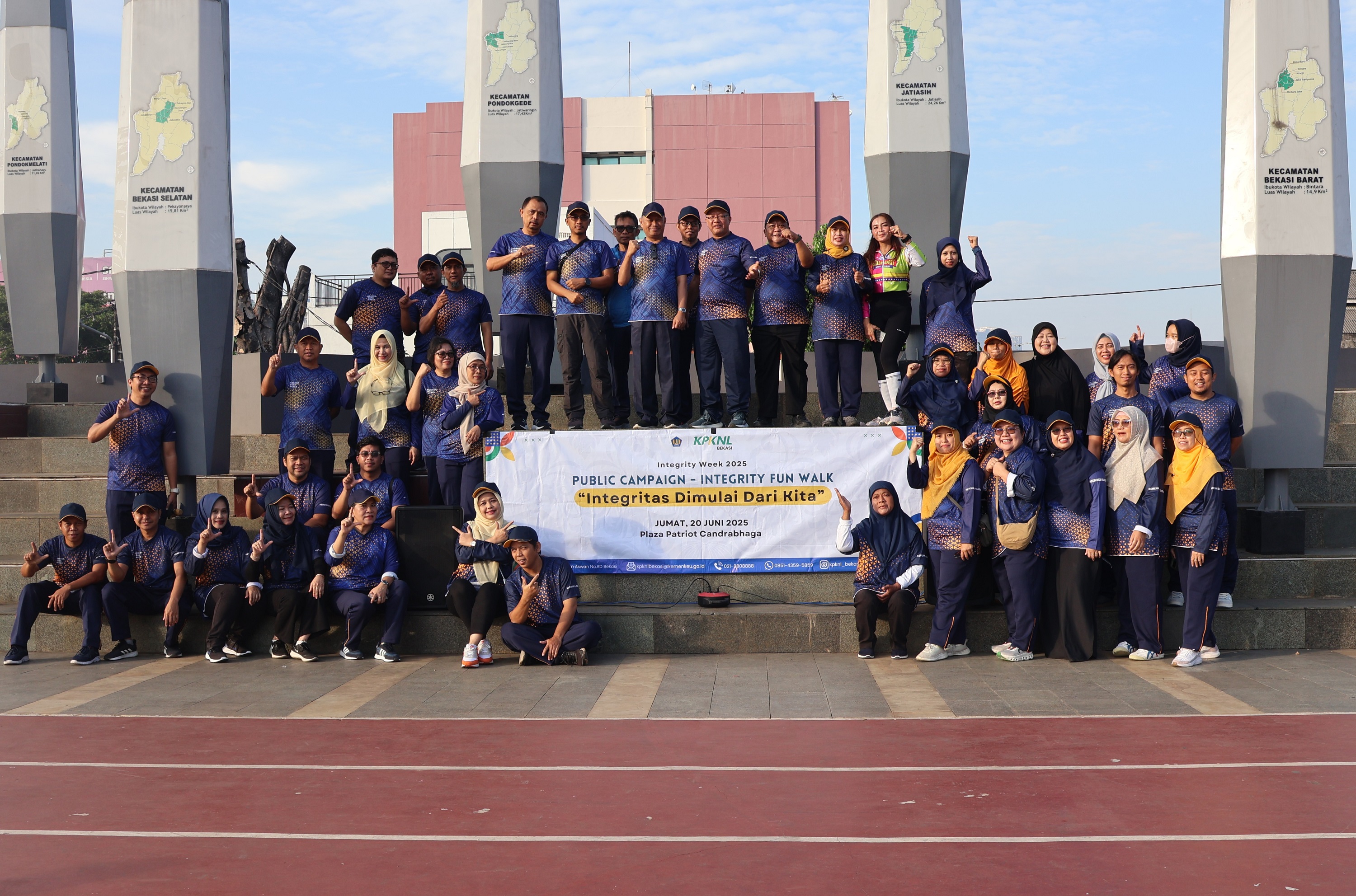 Menyambut Integrity Week "Integritas Dimulai dari Kita", KPKNL Bekasi Selenggarakan Acara Fun Walk di GOR Bekasi