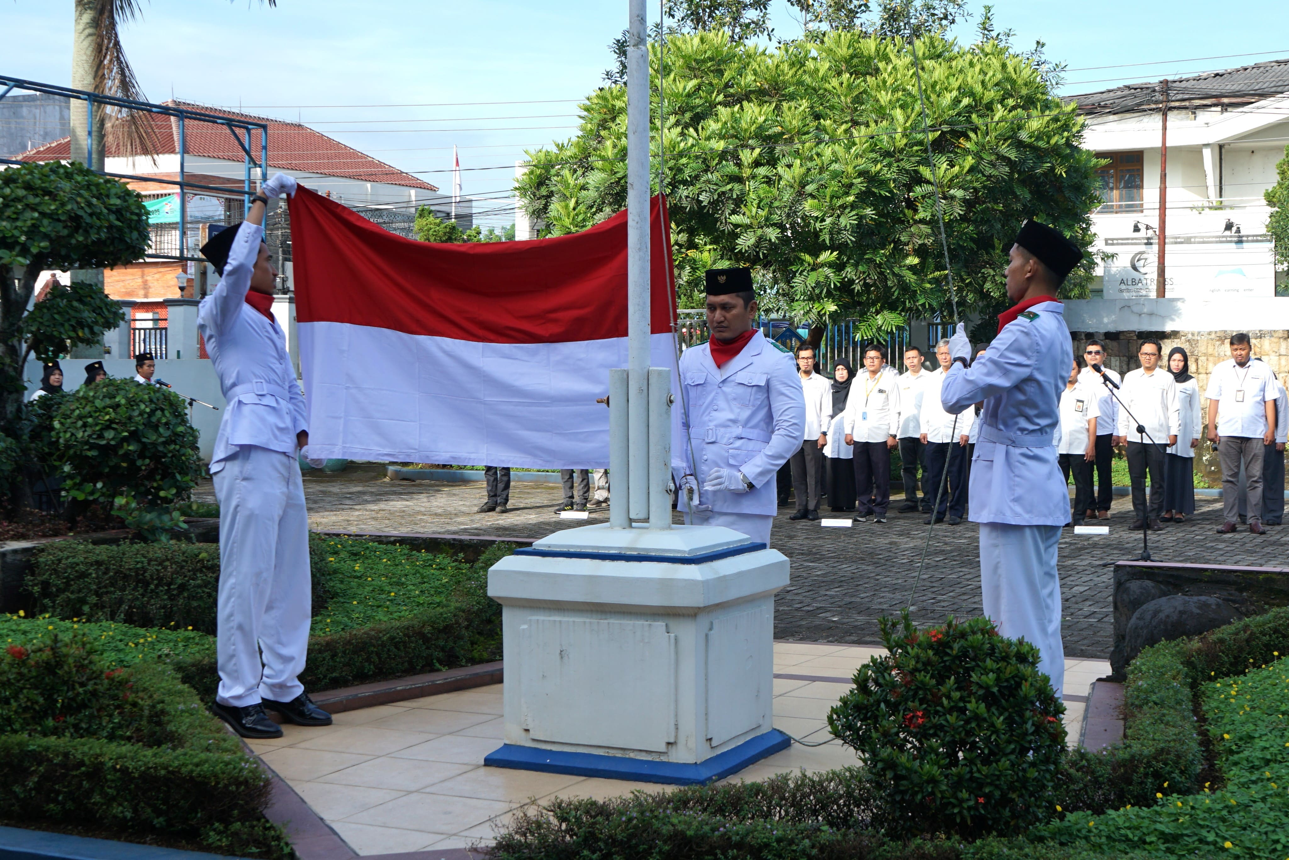Kemenkeu Satu Banyumas Raya Gelar Upacara Bendera Peringatan Hari Oeang ke-79 dan Hari Sumpah Pemuda ke-97