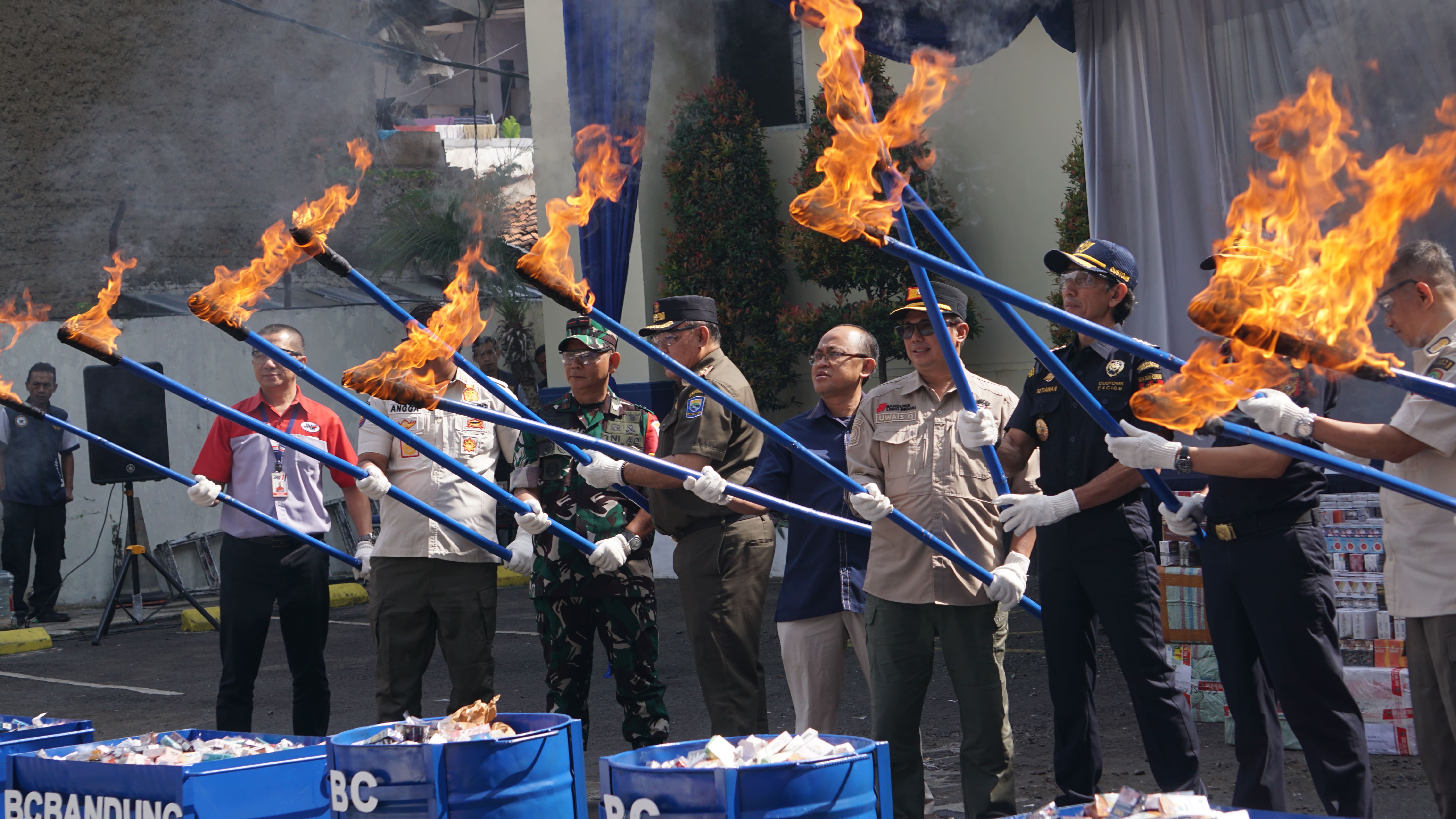 KPKNL Bandung Hadiri Pemusnahan BMN Barang Illegal Milik Bea Cukai Bandung