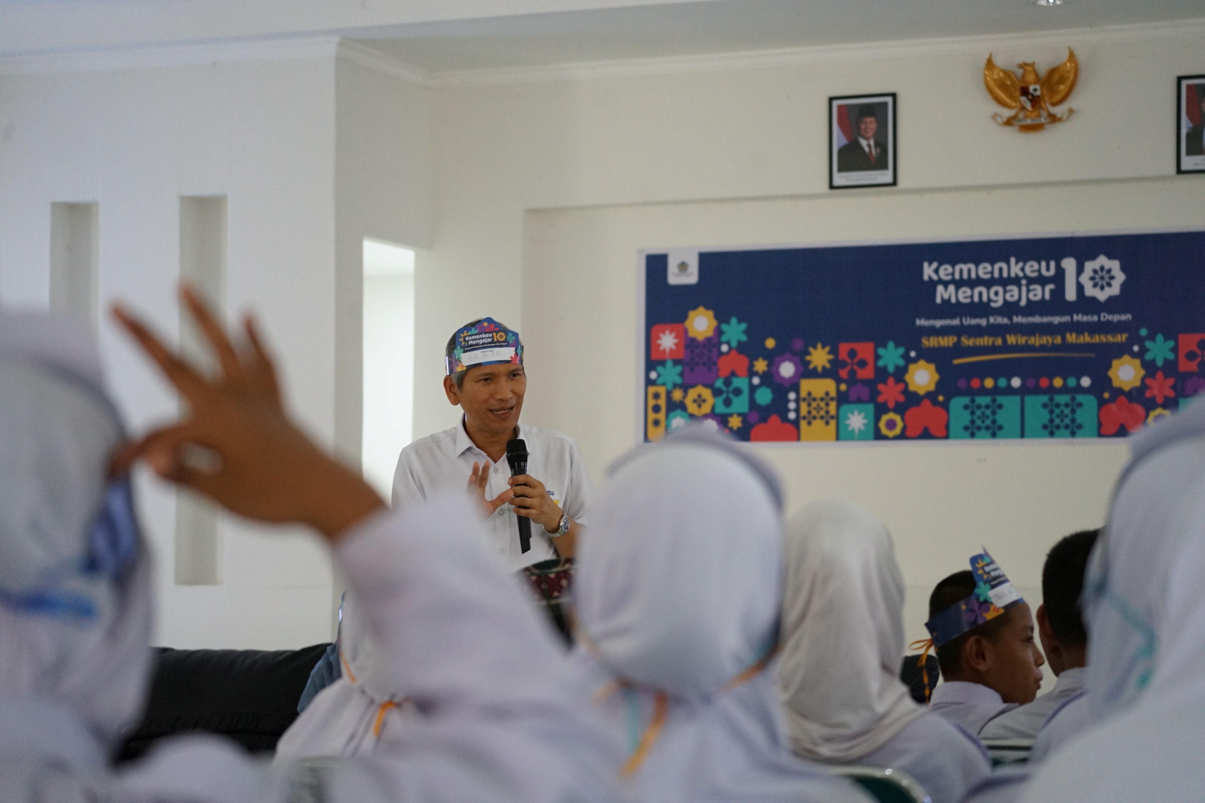 Kemenkeu Mengajar 10 Hadir di Sekolah Rakyat, Pegawai Kemenkeu Tanamkan Literasi Keuangan Sejak Dini