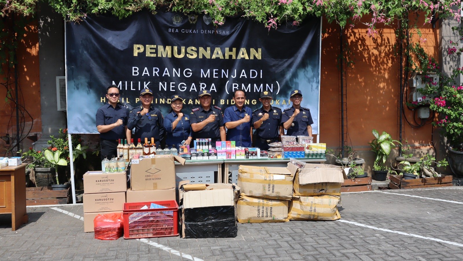 Bea Cukai TMP A Denpasar Bersama KPKNL Denpasar dan Kanwil DJKN Balinusra Musnahkan BMMN Berupa MMEA Senilai Rp254 Jut