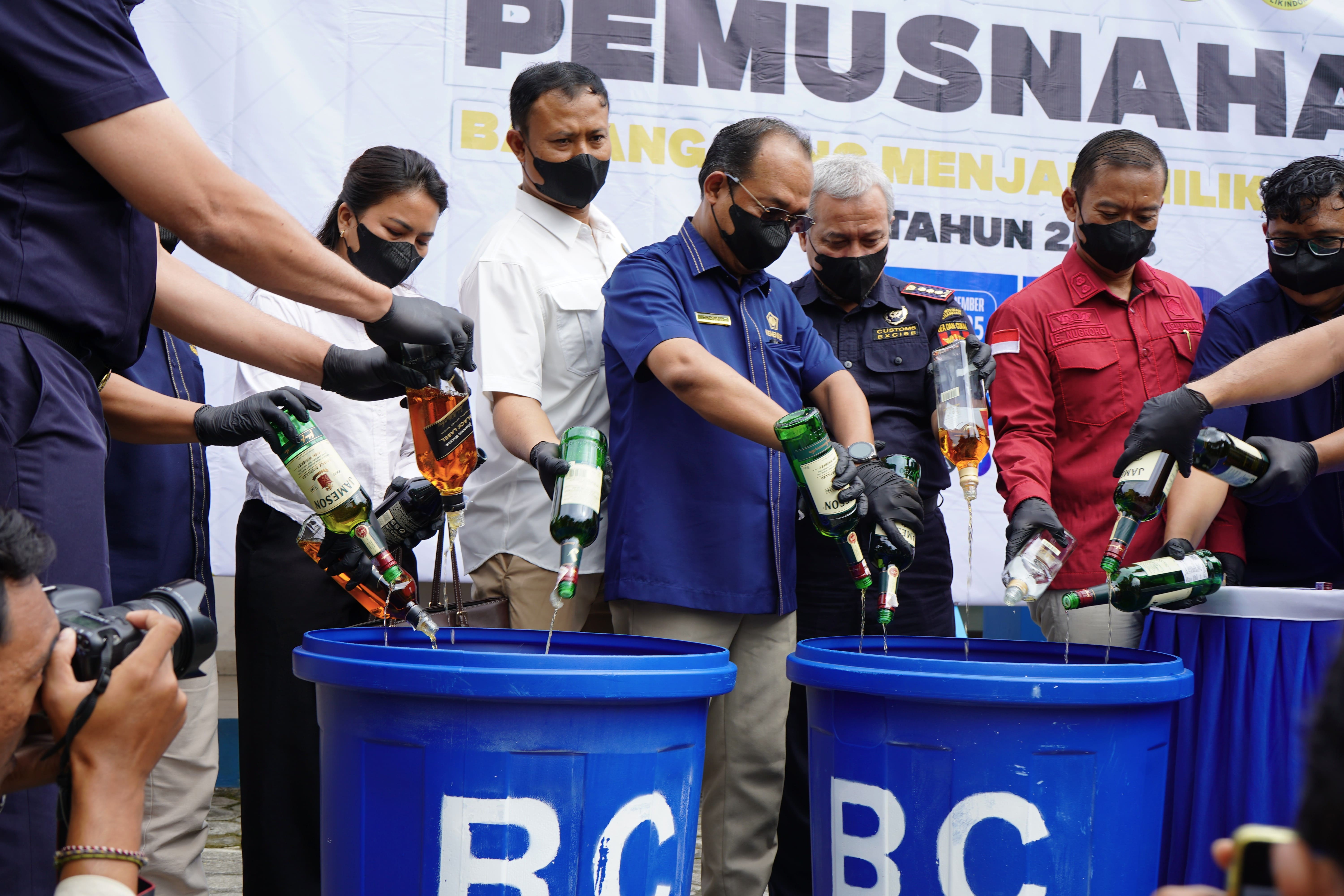 Kolaborasi KPPBC dan KPKNL Palangkaraya, Musnahkan Rokok dan Alkohol Ilegal