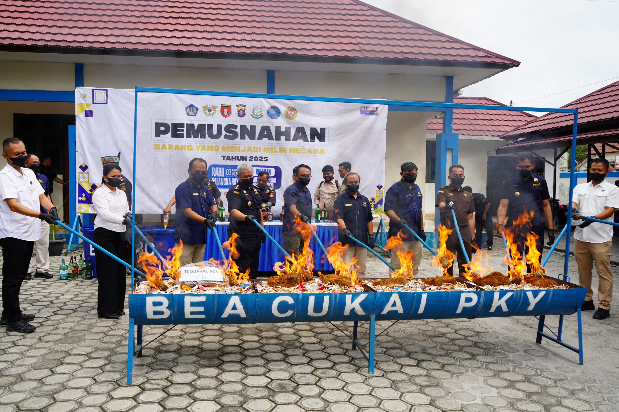 Kolaborasi KPPBC dan KPKNL Palangkaraya, Musnahkan Rokok dan Alkohol Ilegal
