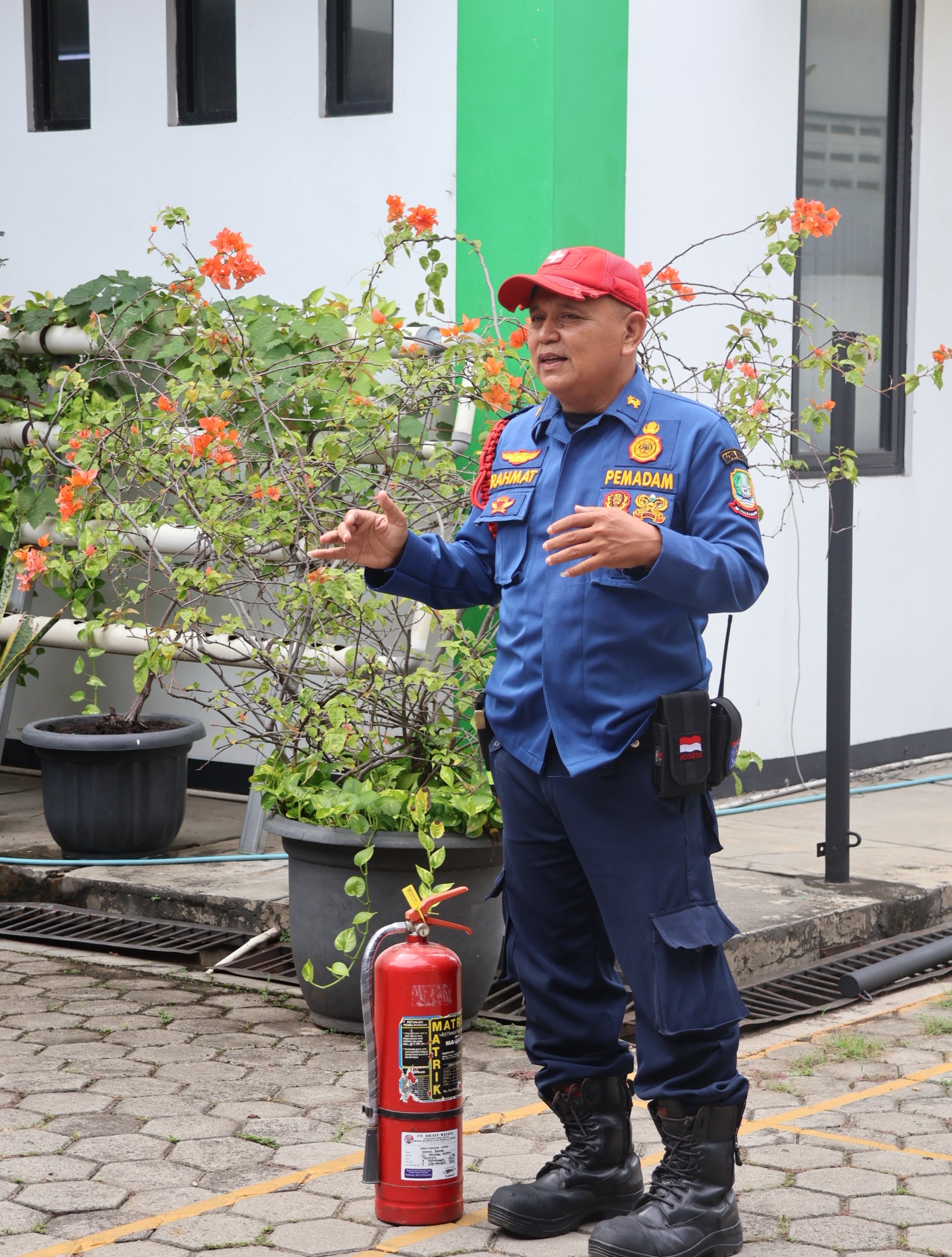 Damkar Kota Bekasi Berikan Edukasi Penanganan Ular dan Penanggulangan Kebakaran