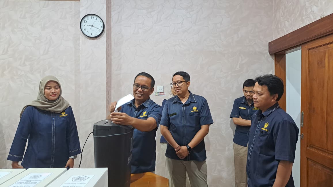 Dukung Tertib Administrasi, KPKNL Singaraja Musnahkan 184 Bundel Arsip