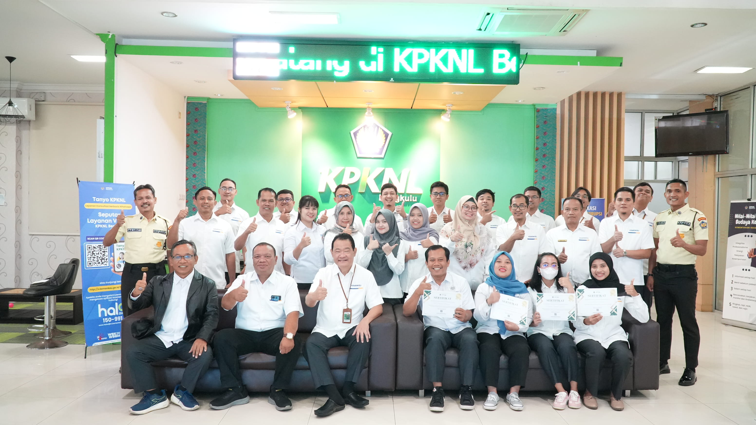 Apresiasi Kinerja dan Implementasi Nilai-Nilai Kementerian Keuangan, KPKNL Bengkulu Berikan Penghargaan Pegawai Terbaik Semester II 2025