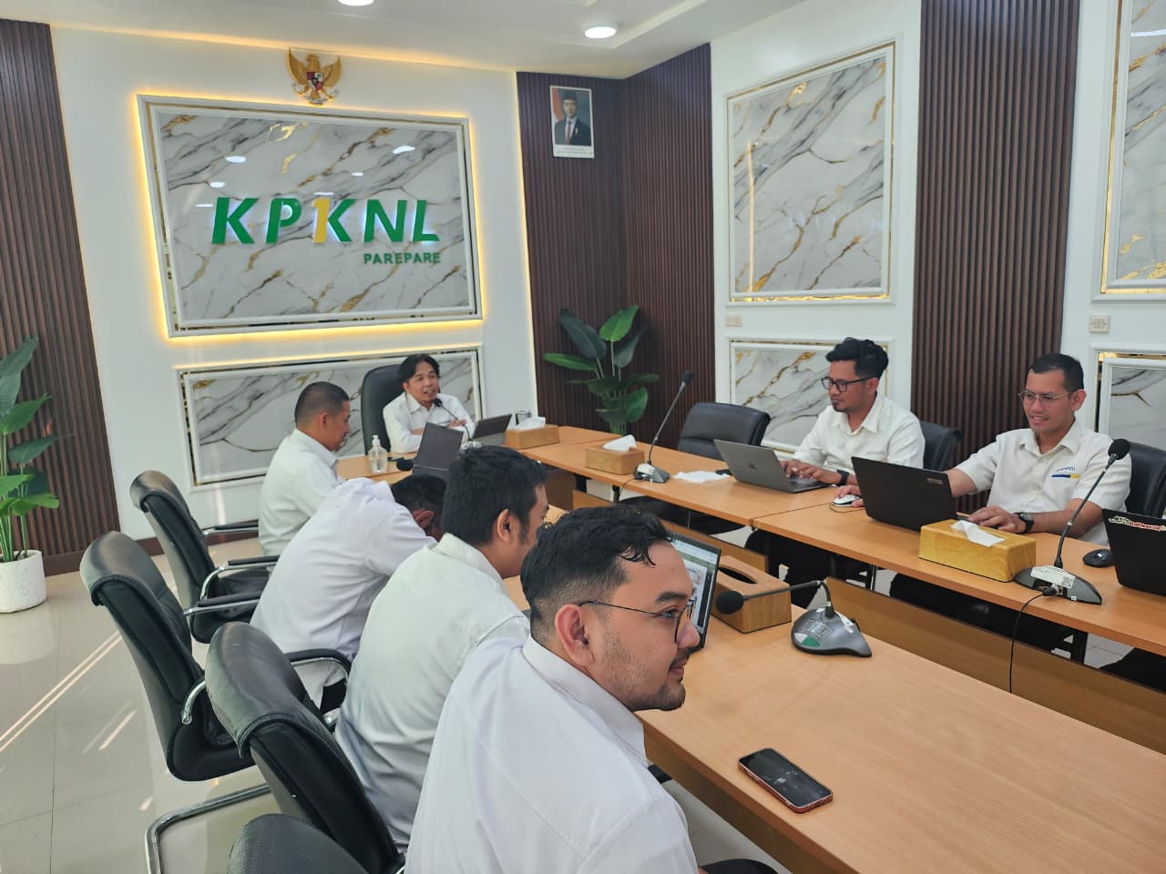 Perkuat Integritas dan Kedisiplinan, KPKNL Parepare Gelar Knowledge Sharing Aturan Kehadiran Pegawai