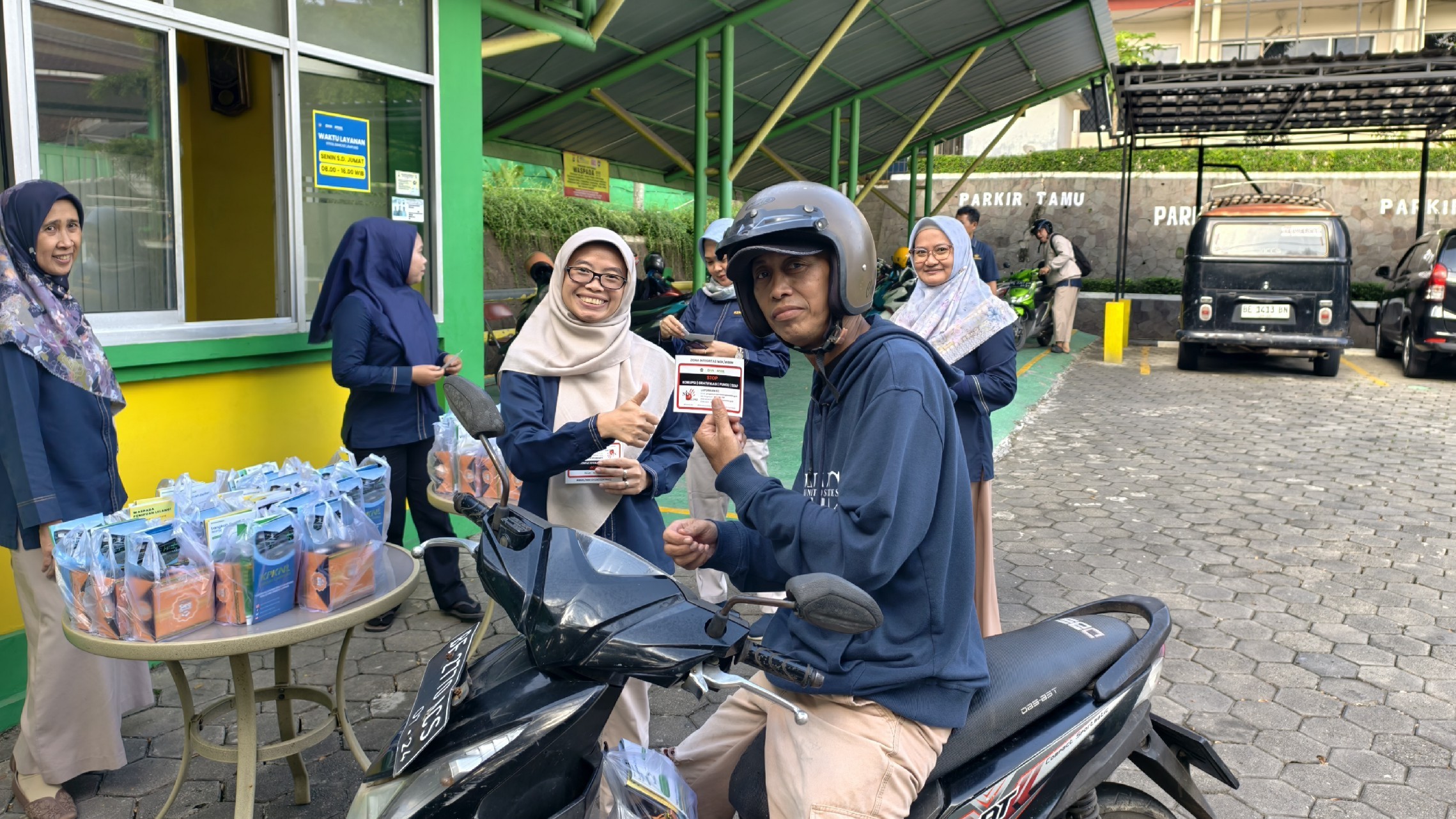 Berbagi Takjil, Menebar Edukasi dan Sikap Anti Korupsi di Bulan Ramadan