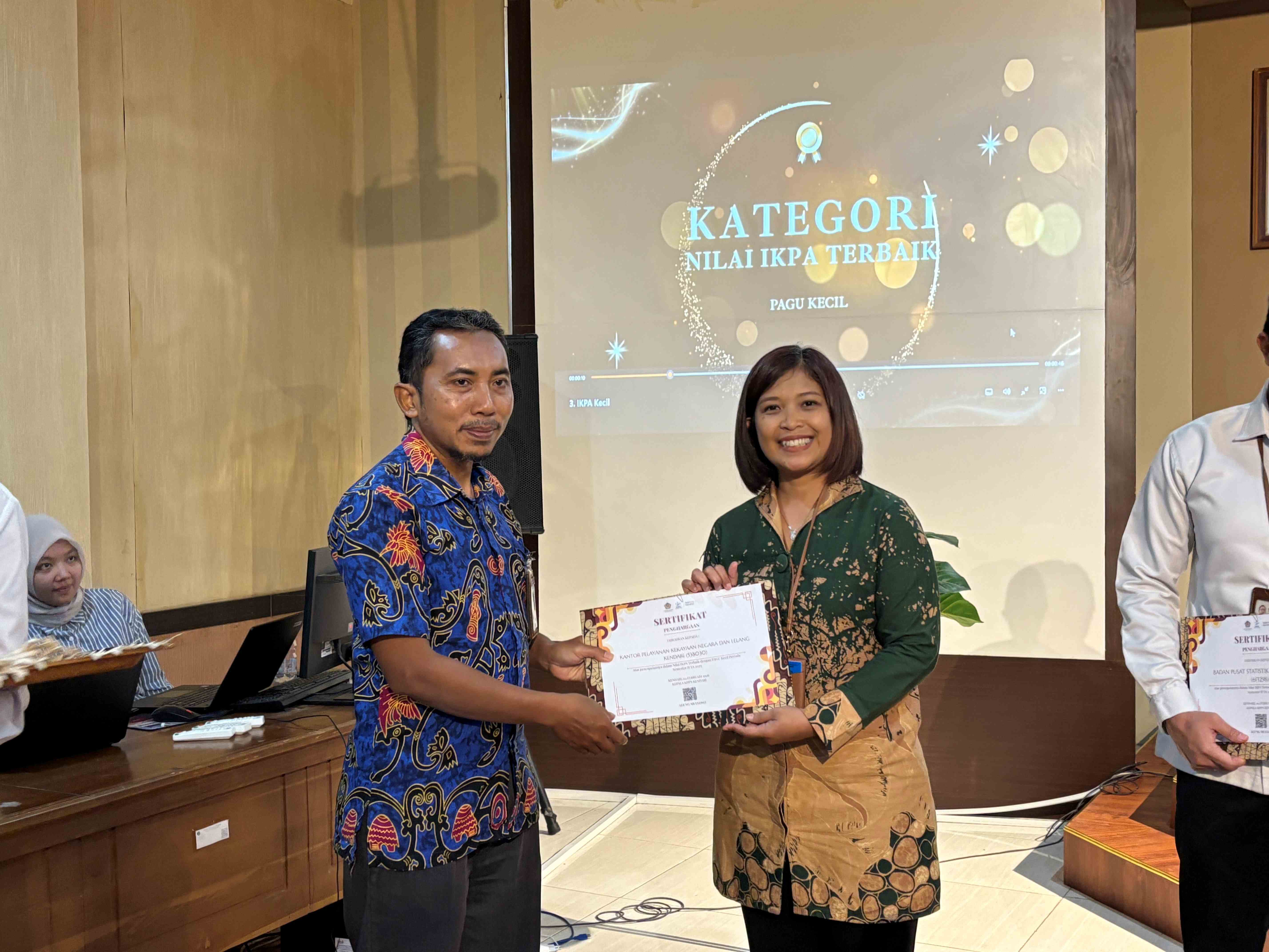 KPKNL Kendari Raih Penghargaan Nilai IKPA Terbaik Pagu Kecil Semester II TA 2025