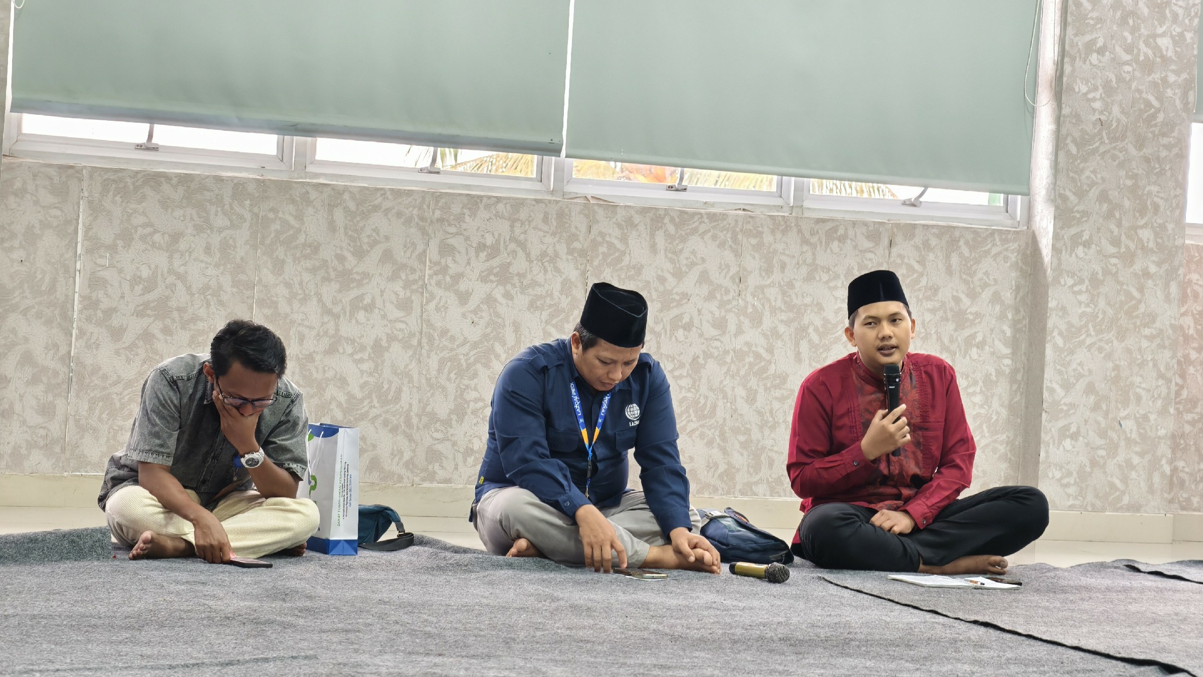 Berbagi Takjil dan Mendengarkan Ceramah Ramadan