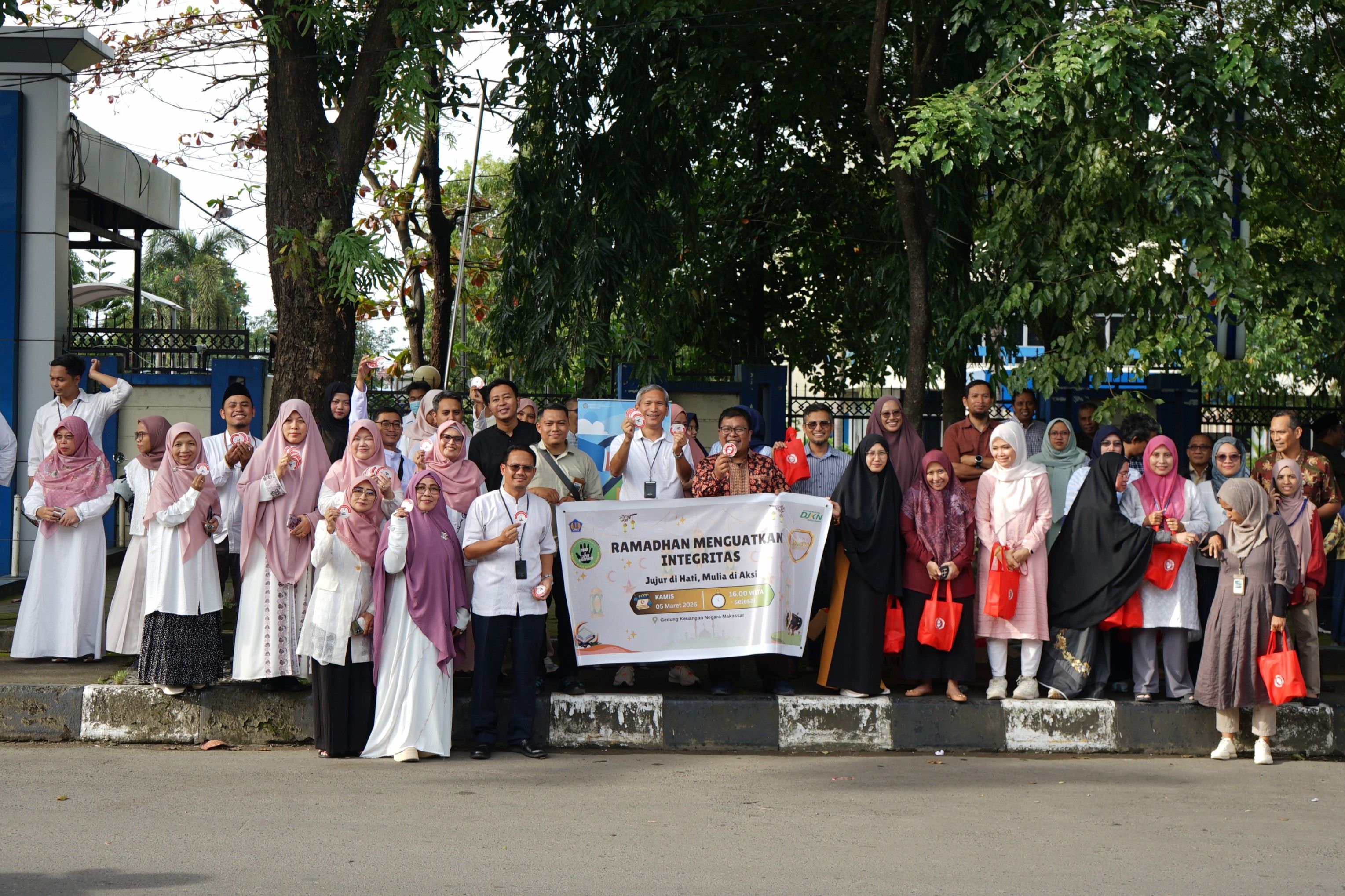 Perkuat Integritas, Kanwil DJKN Sulseltrabar dan KPKNL Makassar Gelar Aksi Simpatik Antikorupsi