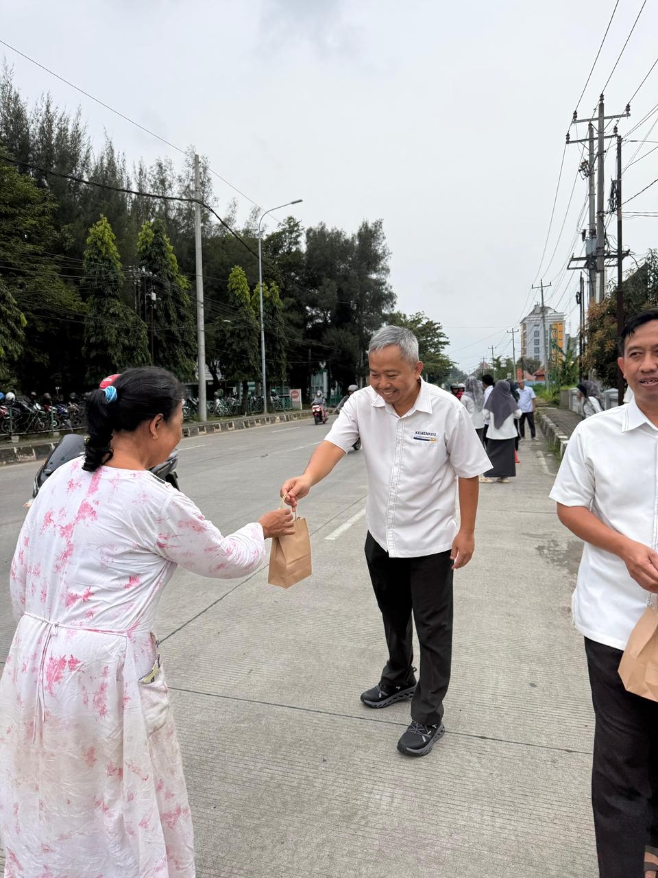 Berbagi di Sore Ramadan, KPKNL Pekalongan Tebar Takjil untuk Masyarakat