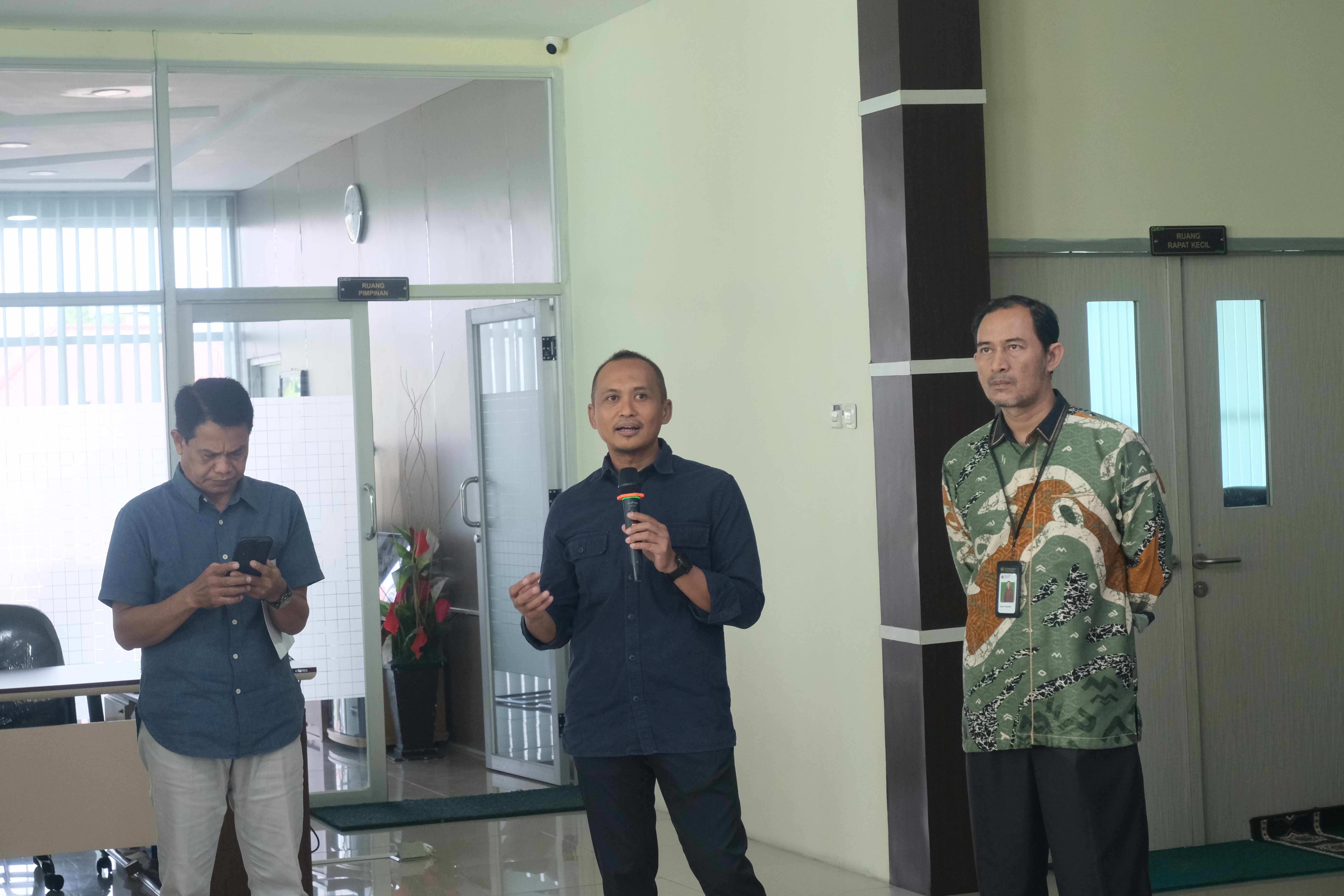 Semangat Pagi KPKNL Parepare Diawali Dengan Salam Pagi Khas Parepare