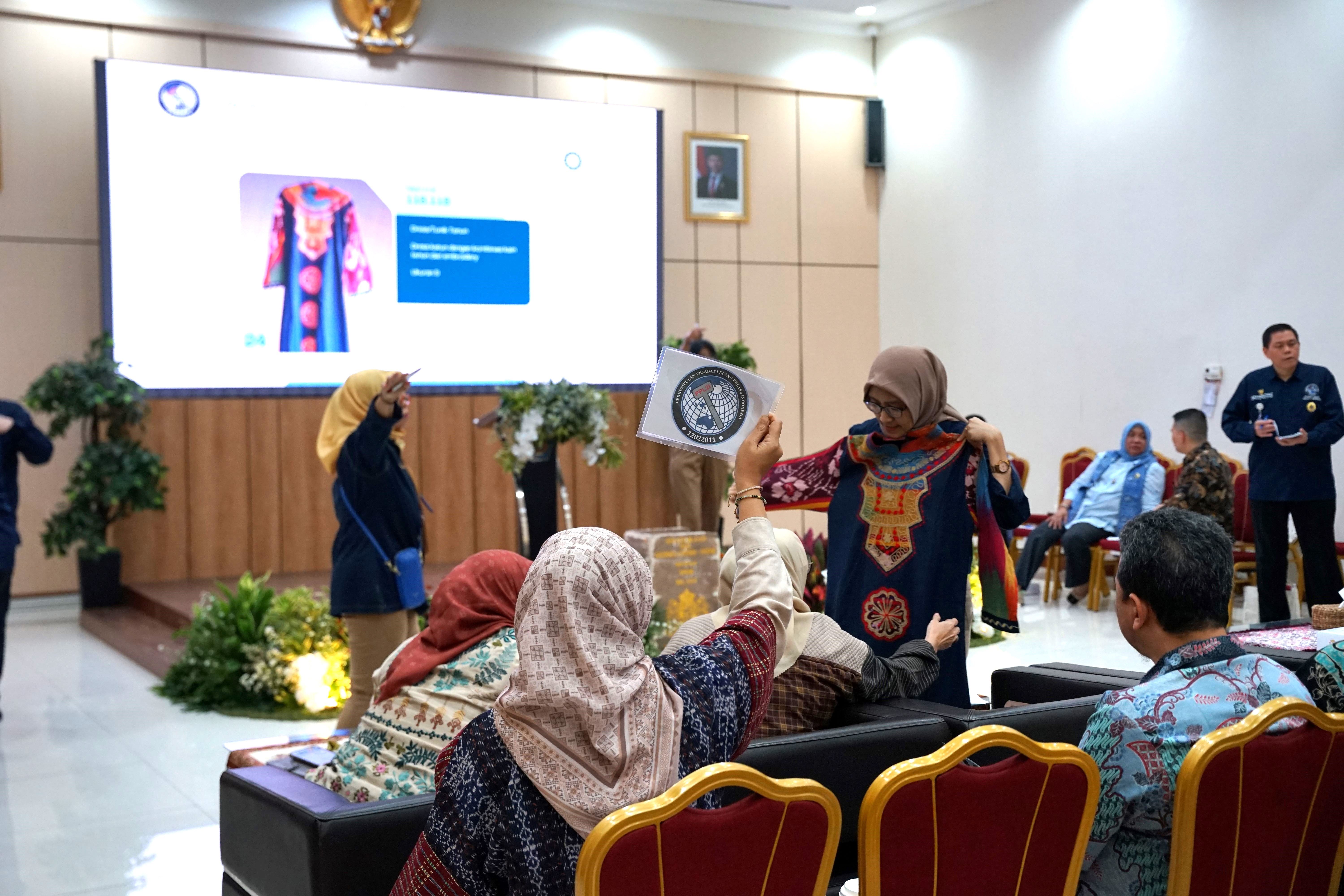 Lelang Sukarela Kain Wastra dan Kerajinan Nusantara