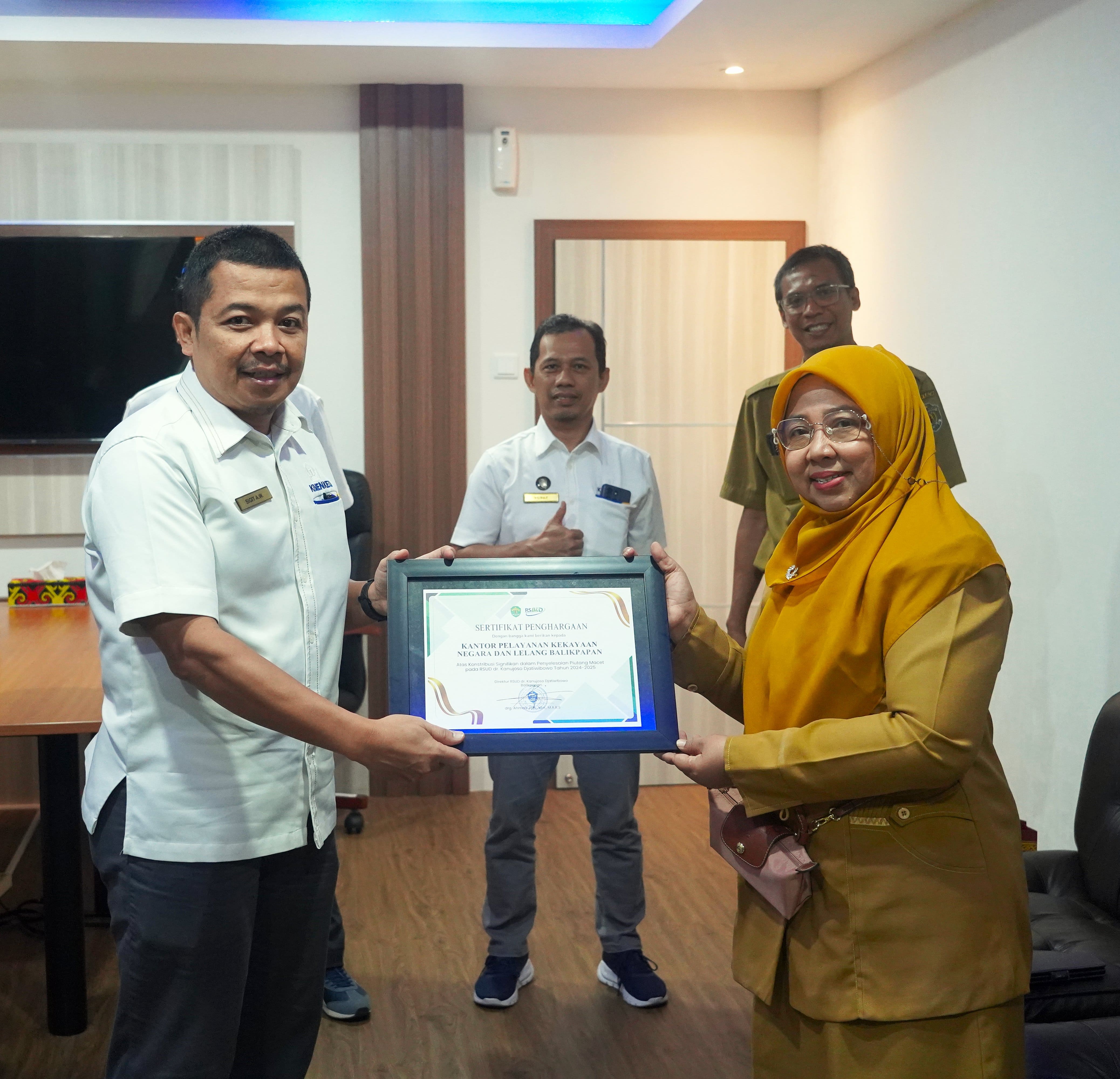 KPKNL Balikpapan Terima Penghargaan atas Kontribusi Signifikan dalam Penyelesaian Piutang Macet RSUD dr. Kanujoso Djatiwibowo