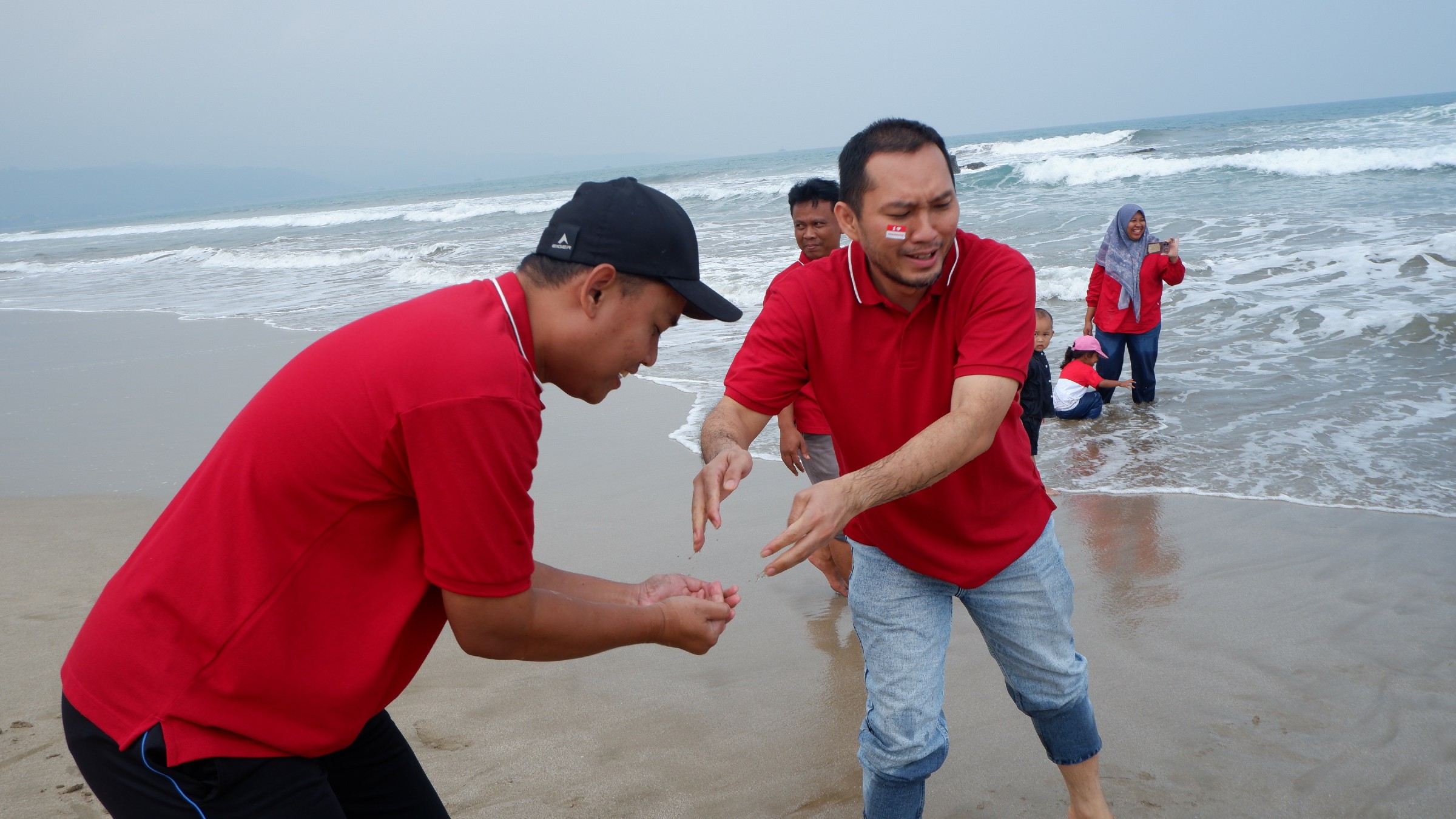 Pererat Kebersamaan, KPKNL Bandar Lampung Gelar Employee Gathering di Pantai Senaya