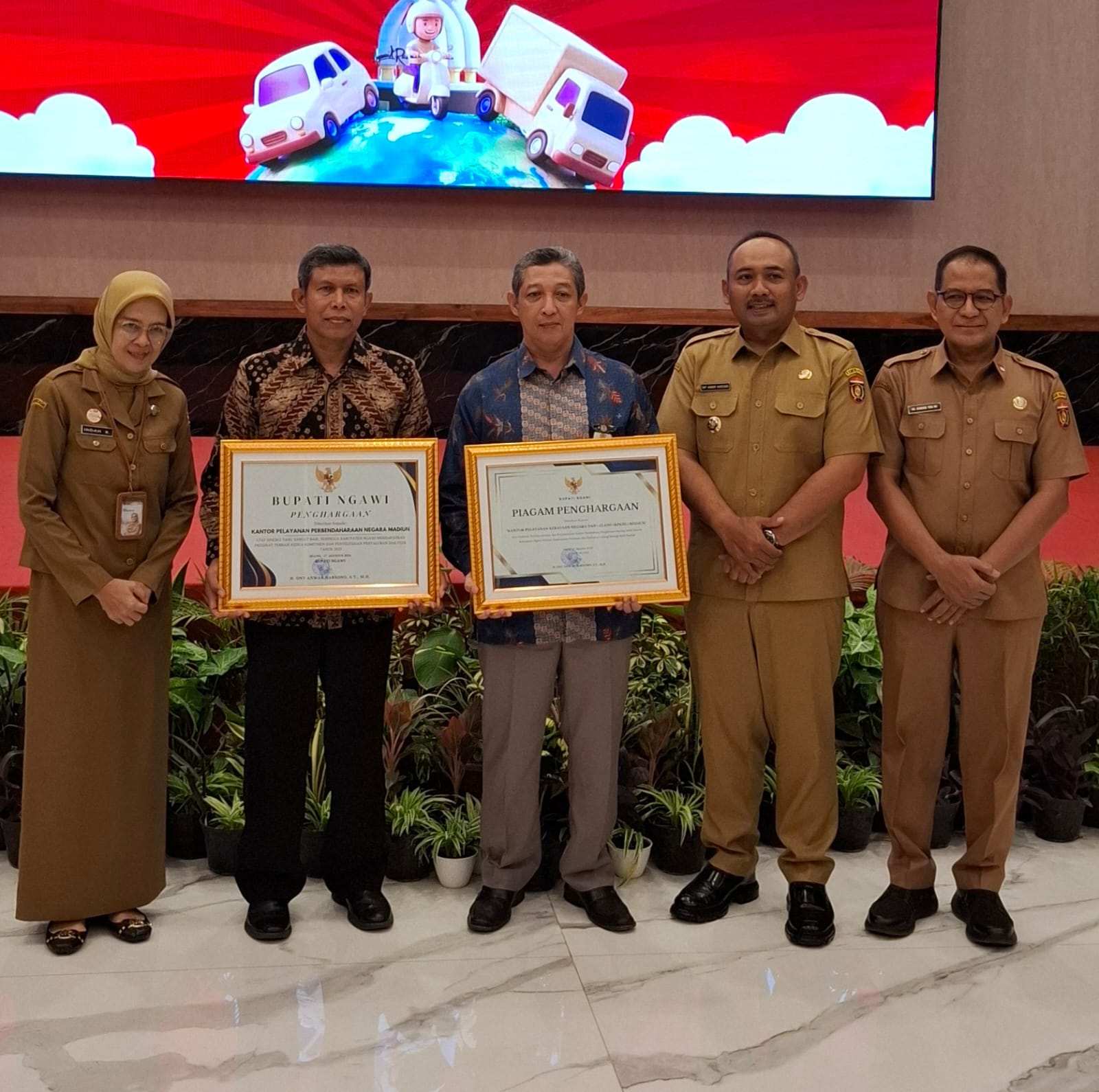 Kontribusi Pajak Daerah, KPKNL Madiun Meraih Penghargaan Pajak Daerah