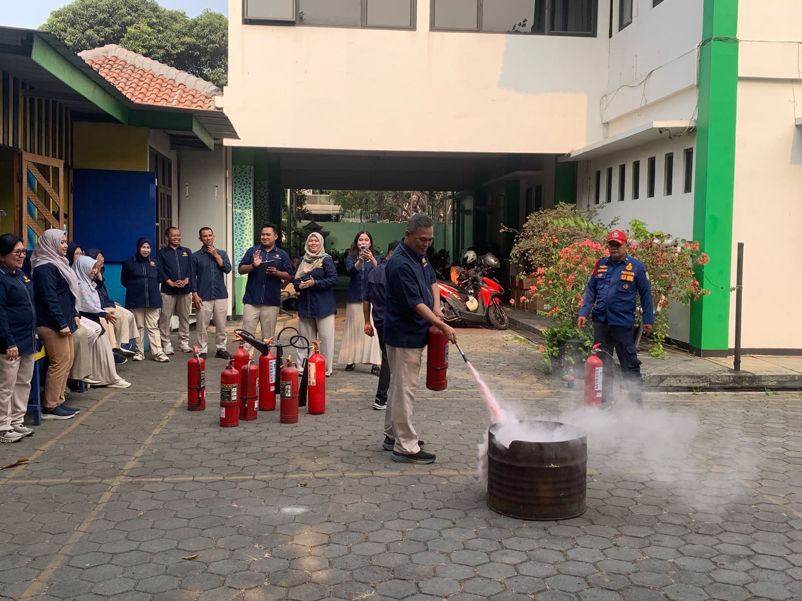 Damkar Menyapa: Siaga Gempa Bumi, Waspada Erupsi, dan Simulasi Penggunaan APAR pada KPKNL Bekasi