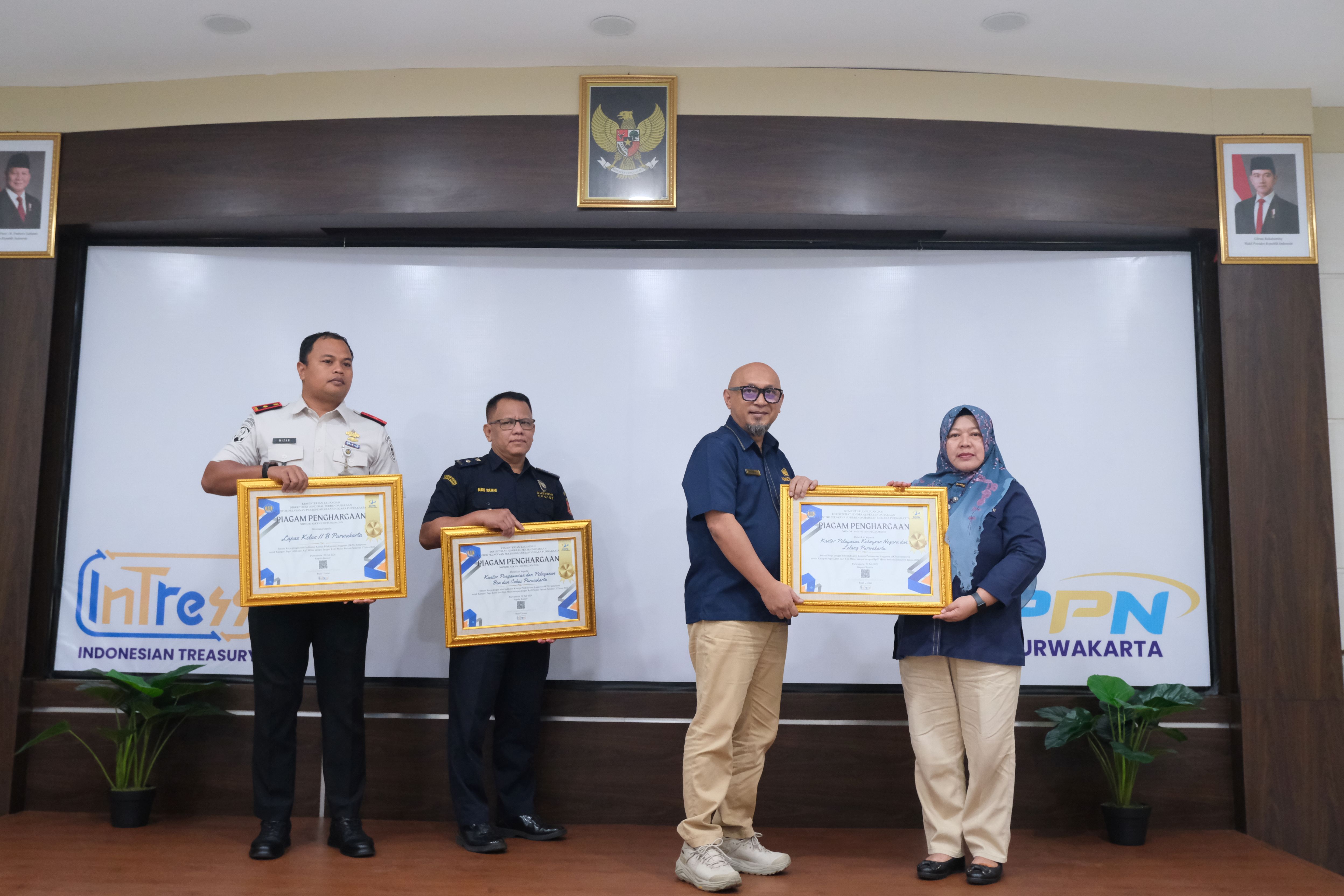 Kinerja Pelaksanaan Anggaran Optimal, KPKNL Purwakarta Sabet Dua Penghargaan Dari KPPN Purwakarta