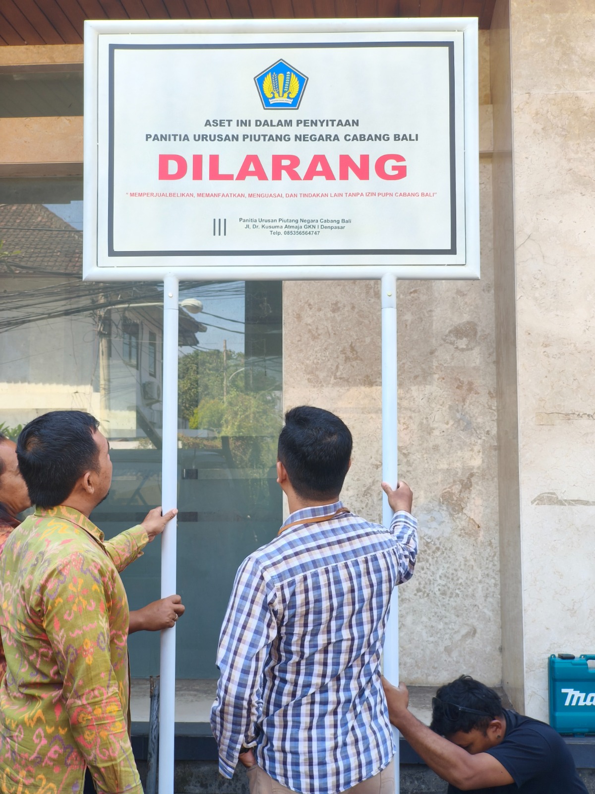 Perkuat Pengamanan Aset, KPKNL Denpasar Laksanakan Pemasangan Papan Sita Barang Jaminan