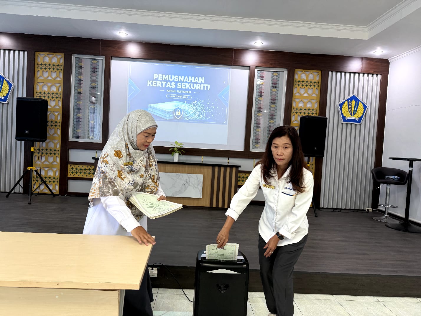 Jaga Keamanan dan Keaslian Dokumen Negara, KPKNL Mataram Musnahkan Kertas Sekuriti