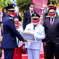 Gubernur Papua Serahkan Penghargaan KPKNL Jayapura ke Lanud Silas Papare