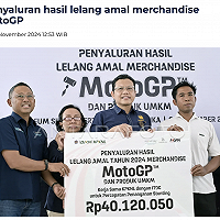 Penyaluran hasil lelang amal merchandise MotoGP