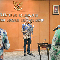 Lantik Juru Sita dan Pemeriksa Piutang Negara, Dirjen KN Tekankan Integritas